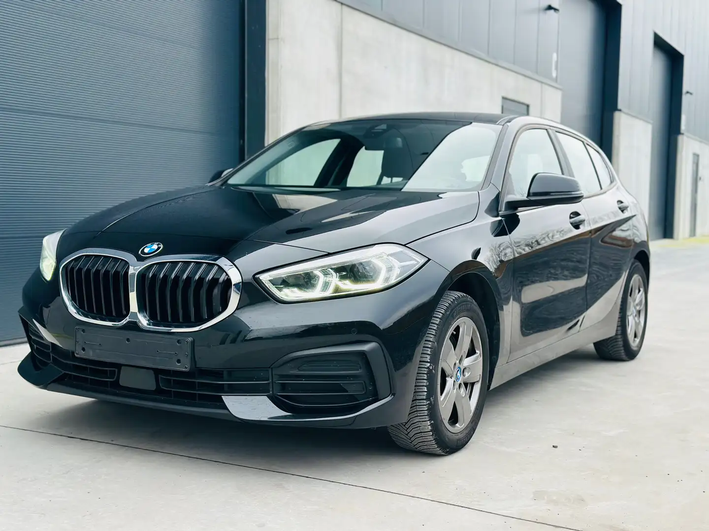 BMW 116 2020/led/cruise/CarPlay/airco/sensoren/usb/nav Zwart - 1