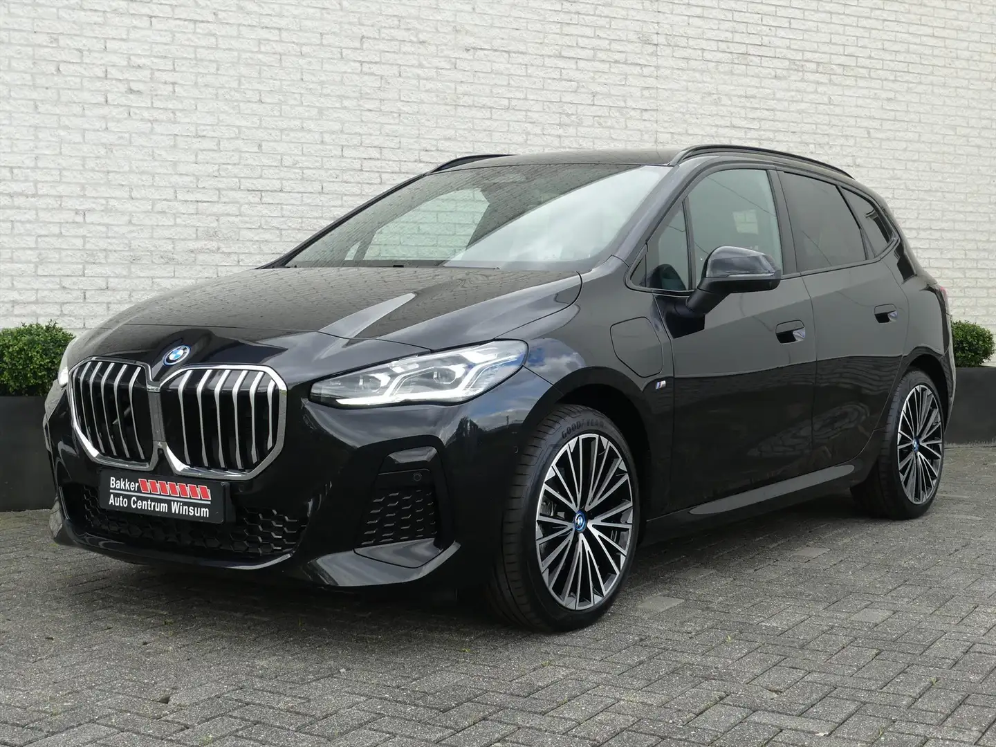 BMW 225 2-Serie Active Tour. 225E M-SPORT 245PK XDRIVE PAN Zwart - 2
