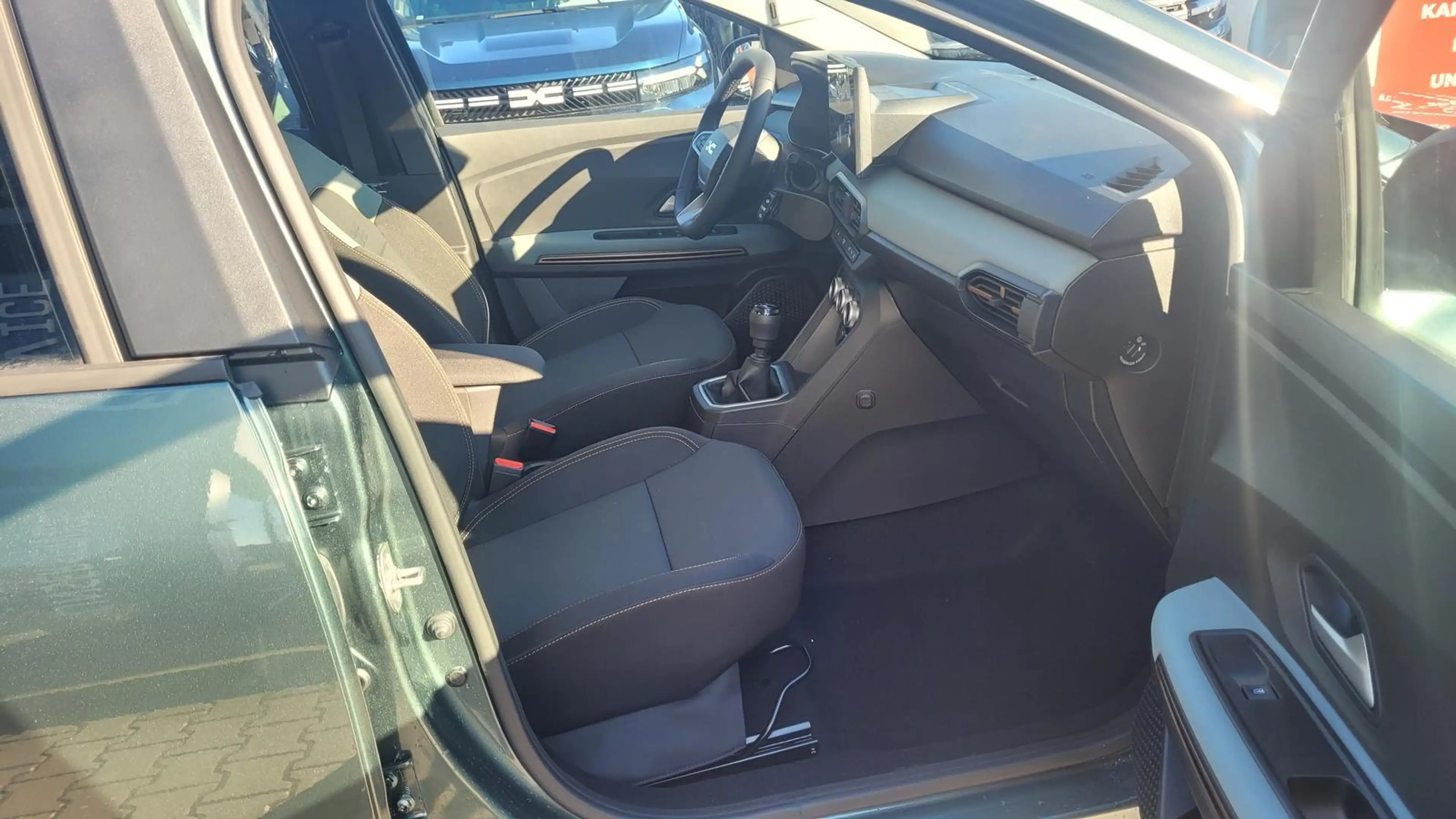 Dacia Jogger Extreme TCe110 MJ26 7-Sitzer + Winterpaket 81 k... — photo 5