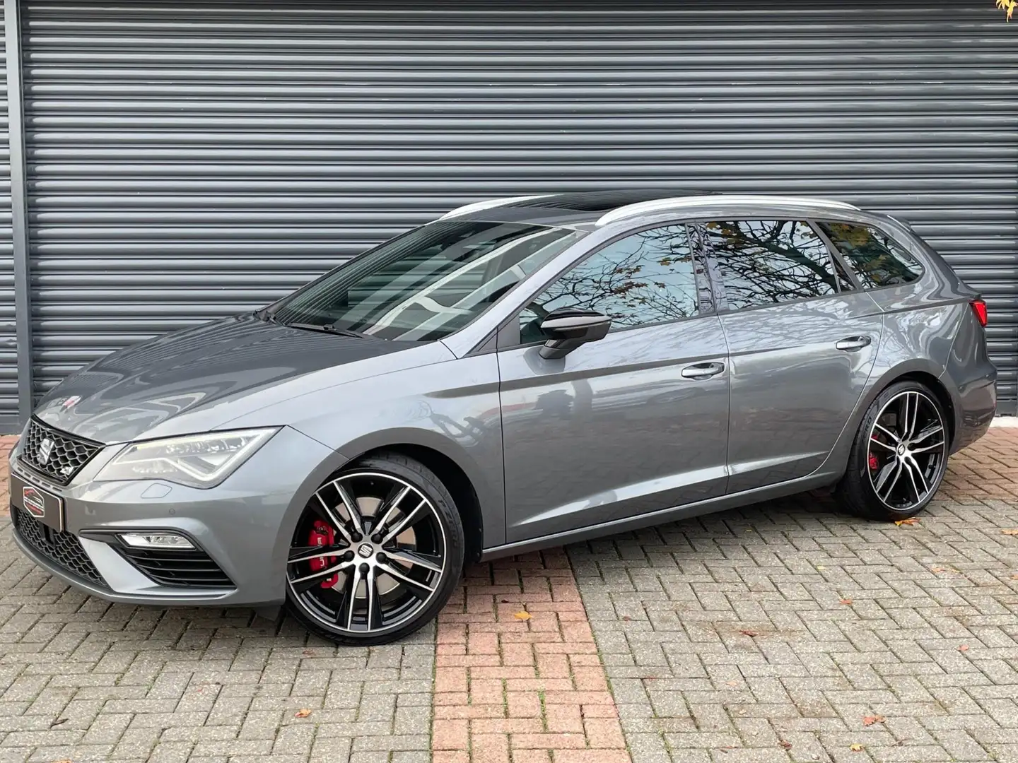 SEAT Leon ST 2.0 TSI CUPRA 4DRIVE Pano | Camera | 370 PK | L Gris - 2