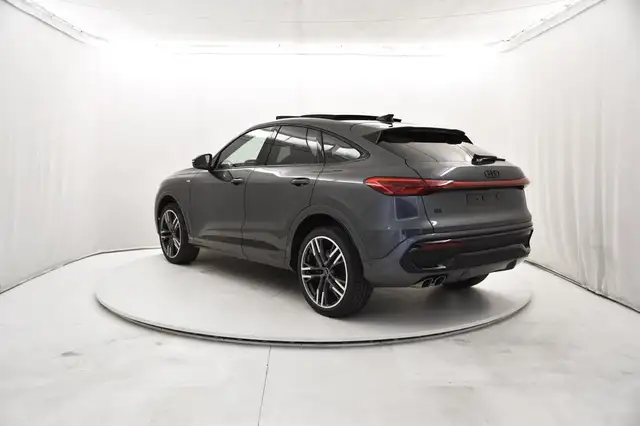 Audi Q5 view 3