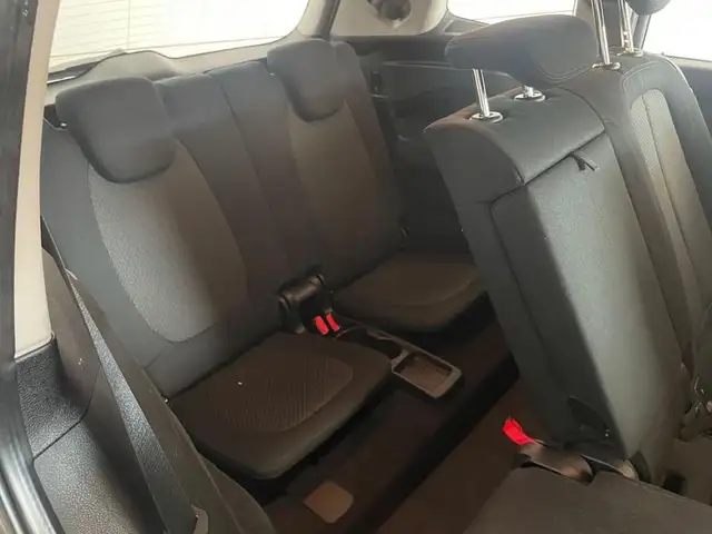 BMW 2 Series view 13