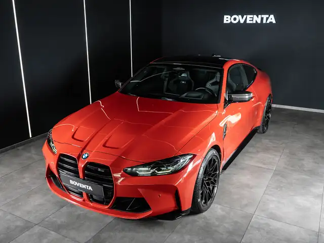 BMW M4 view 3