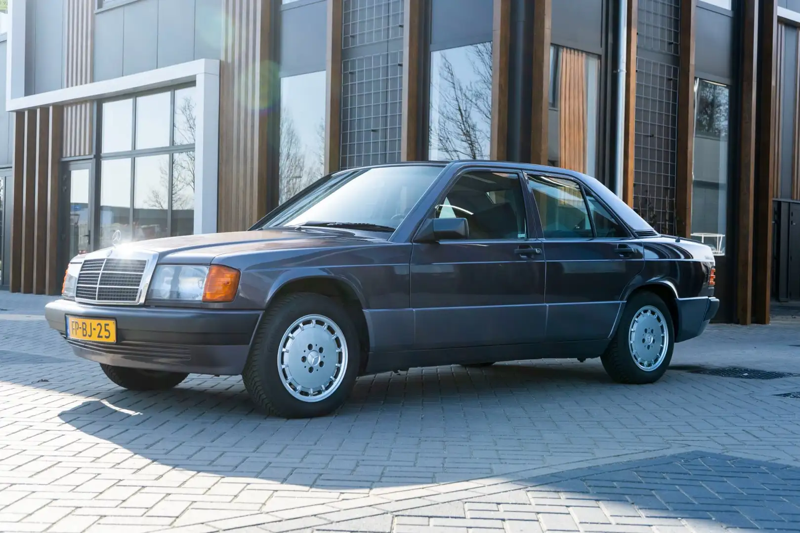 Mercedes-Benz 190 1.8 E Basic Rot - 1