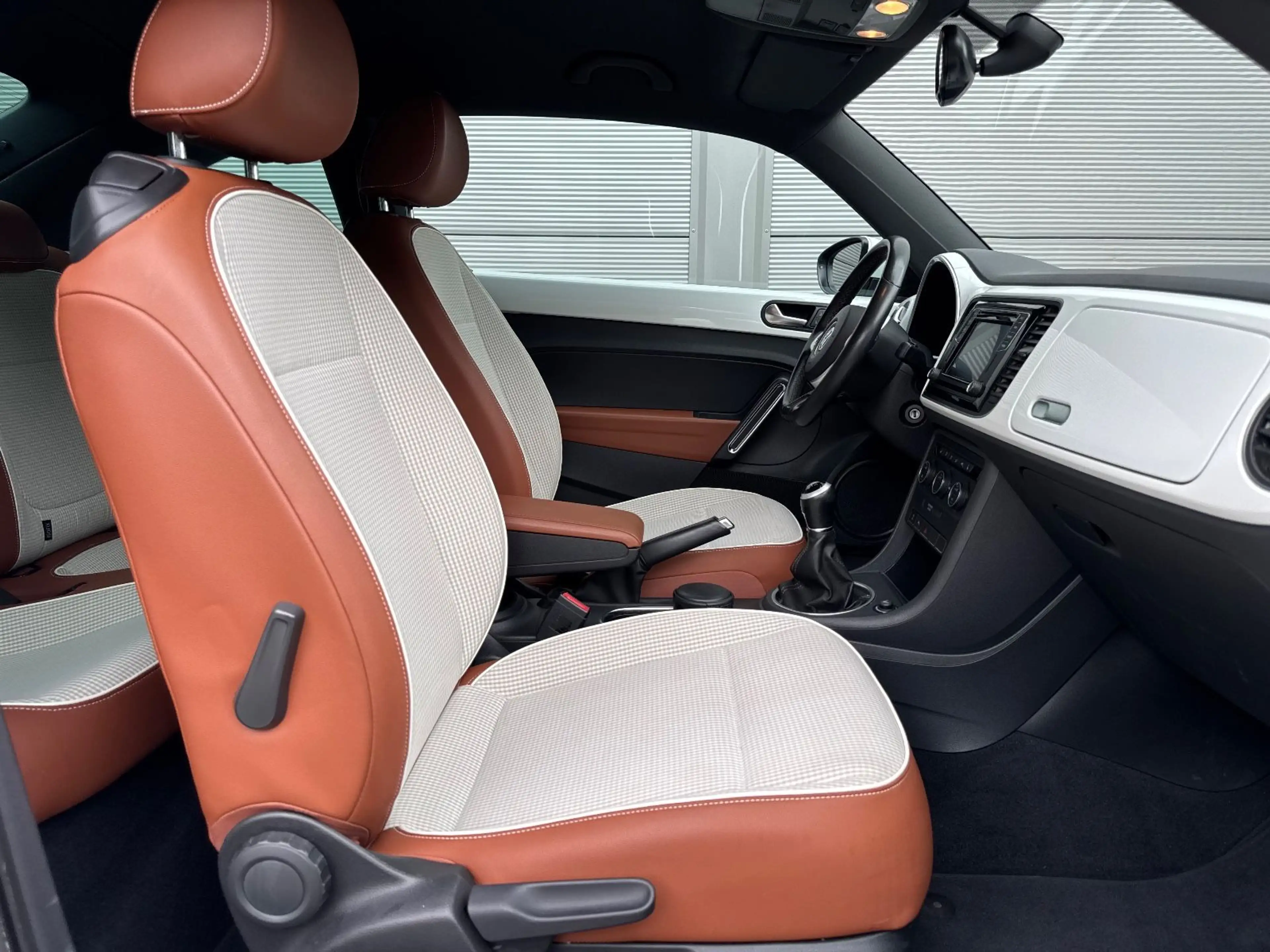Volkswagen Beetle 1.2 TSI Cup BMT Navi Shz PDC — photo 9