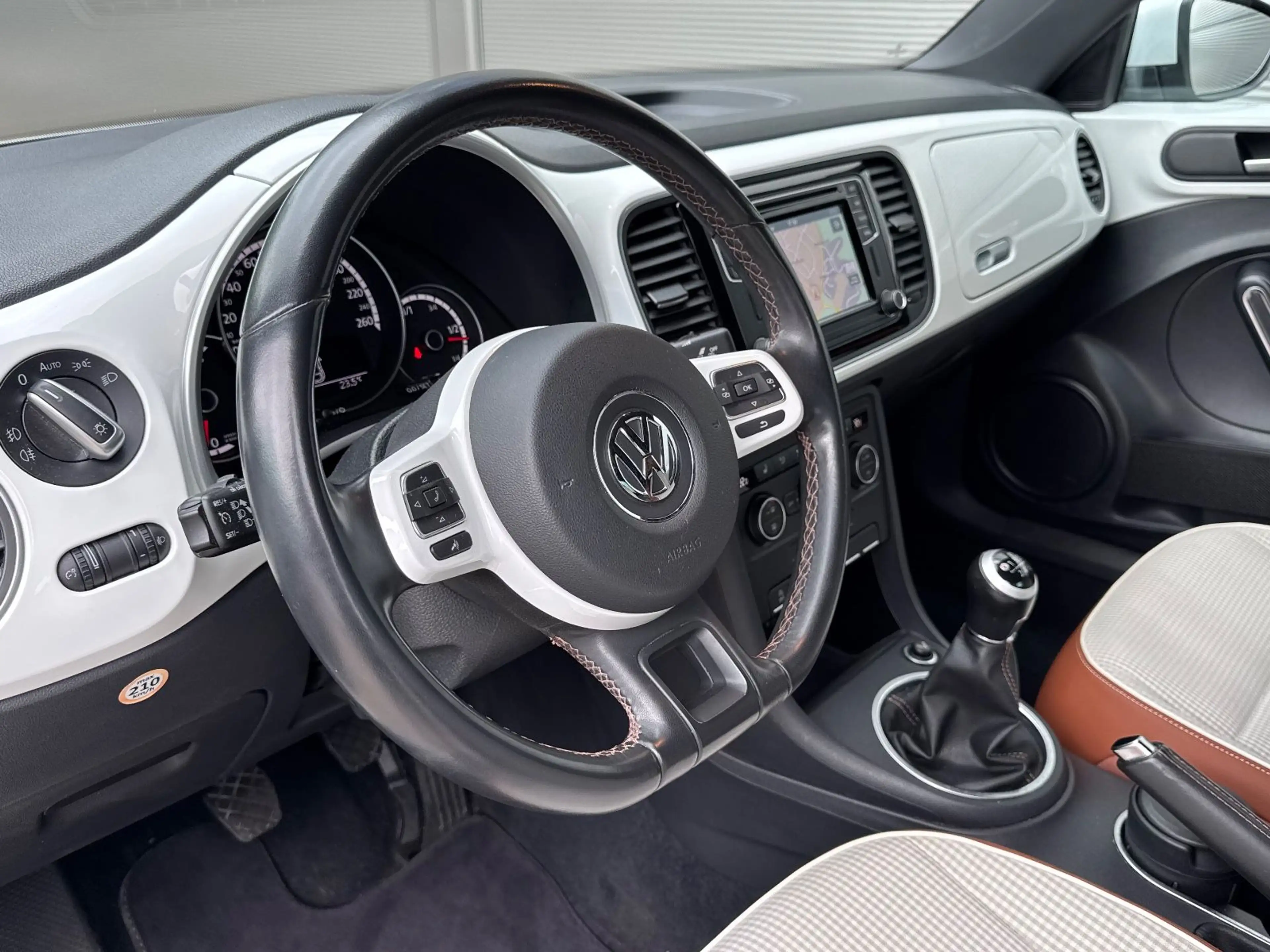 Volkswagen Beetle 1.2 TSI Cup BMT Navi Shz PDC — photo 11