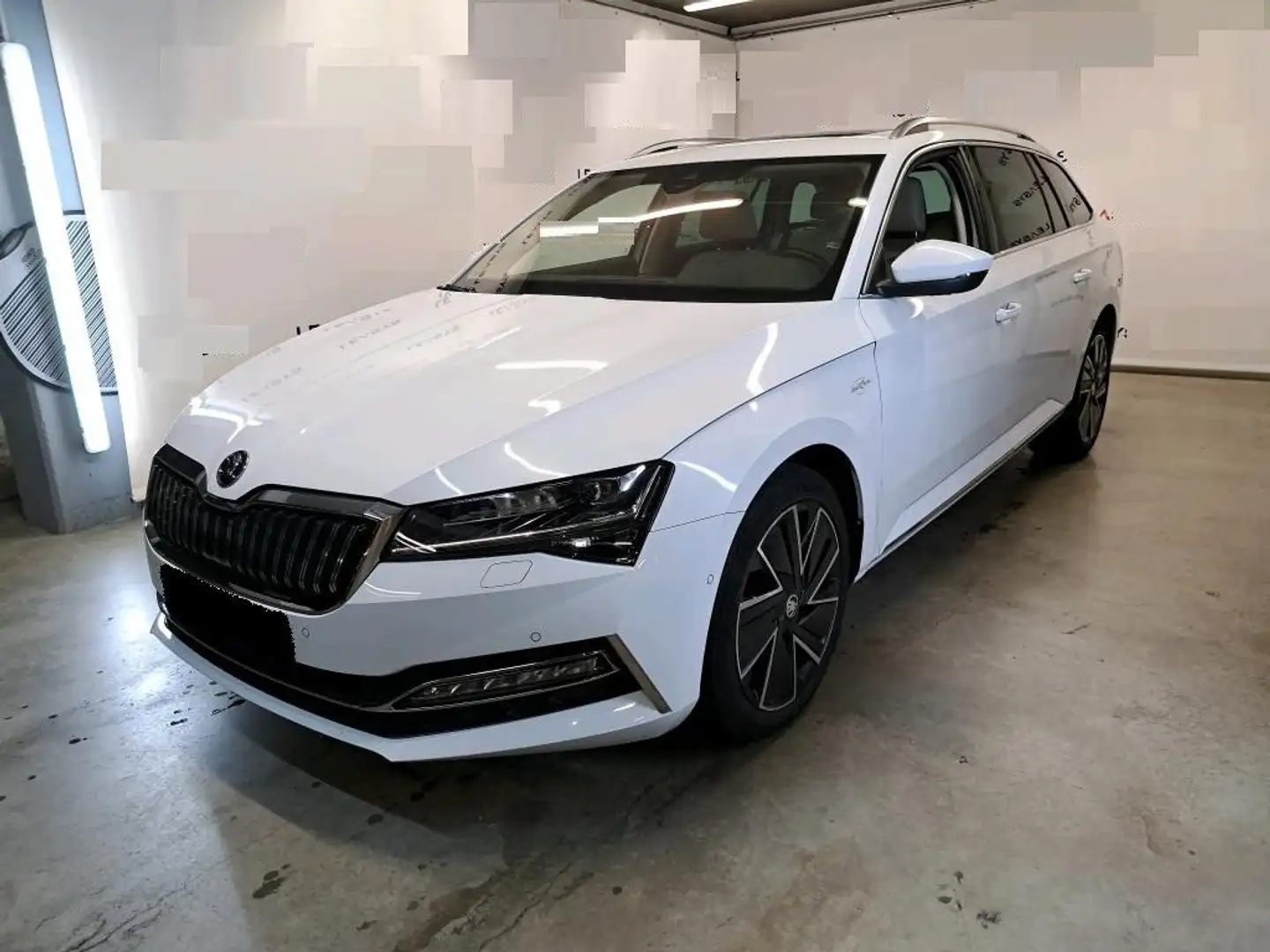 Skoda Superb L&K iV Hybrid LED Navi Leder Pano 360°Kam Weiß - 1