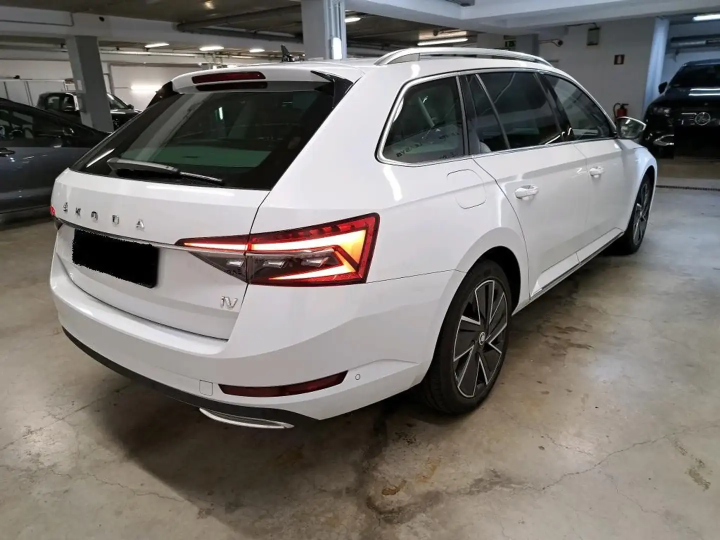 Skoda Superb L&K iV Hybrid LED Navi Leder Pano 360°Kam Weiß - 2