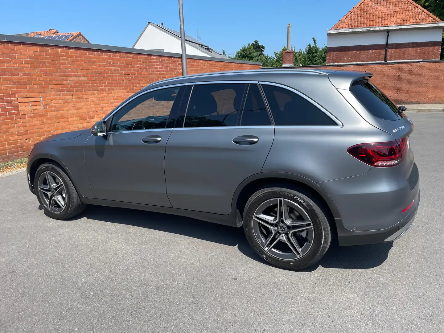 Mercedes-Benz GLC 200 4Matic 9G-TRONIC AMG Line Grijs - 2
