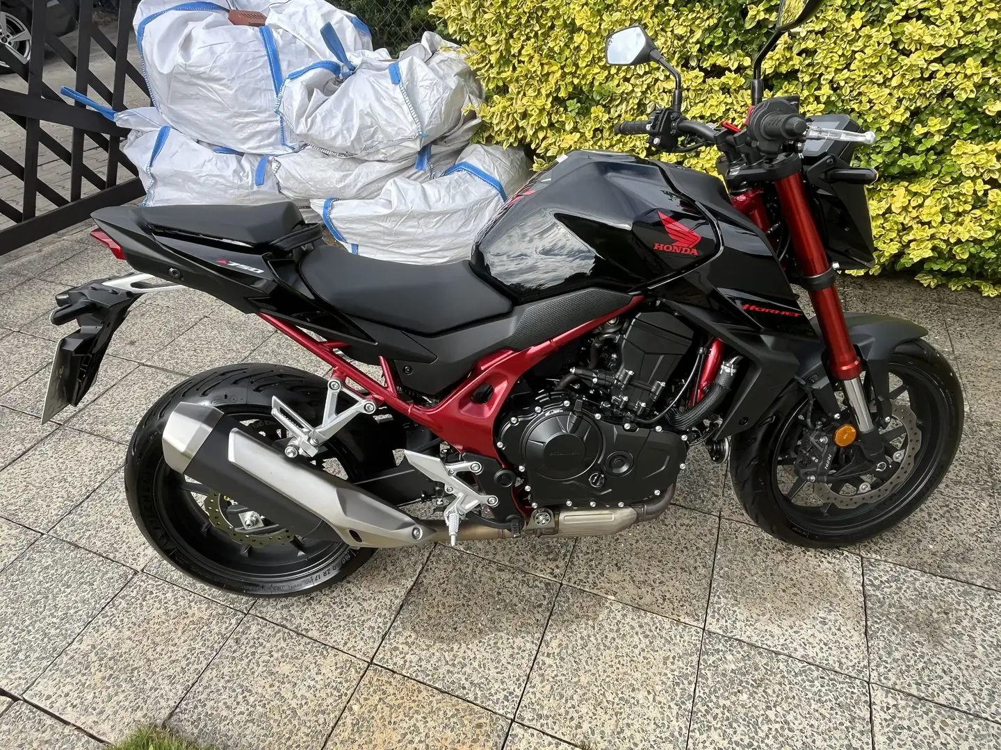 Honda Hornet 750 Černá - 2