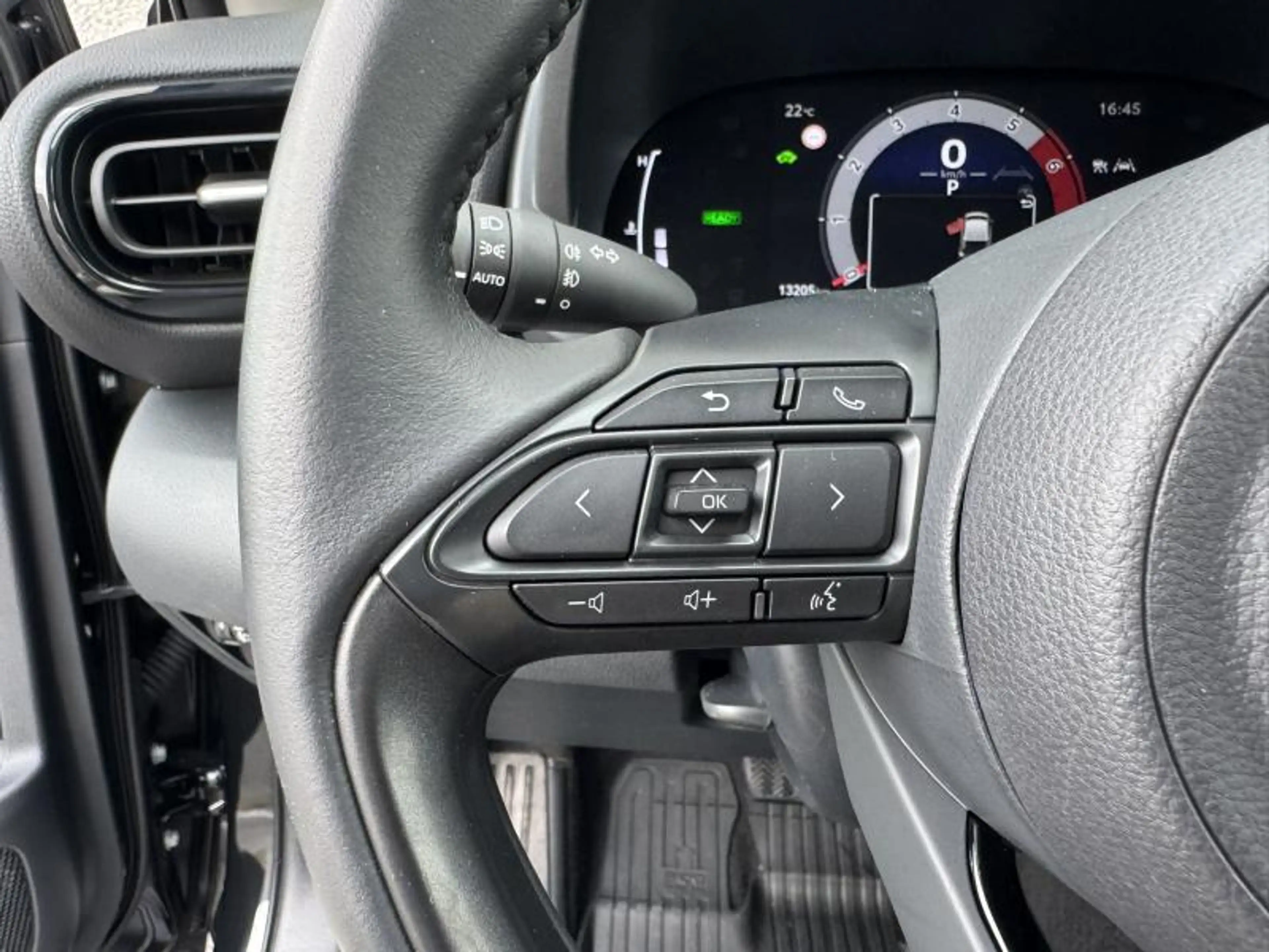 Toyota Yaris 1.5 TNGA Hybride CVT Iconic de direction ! — photo 15