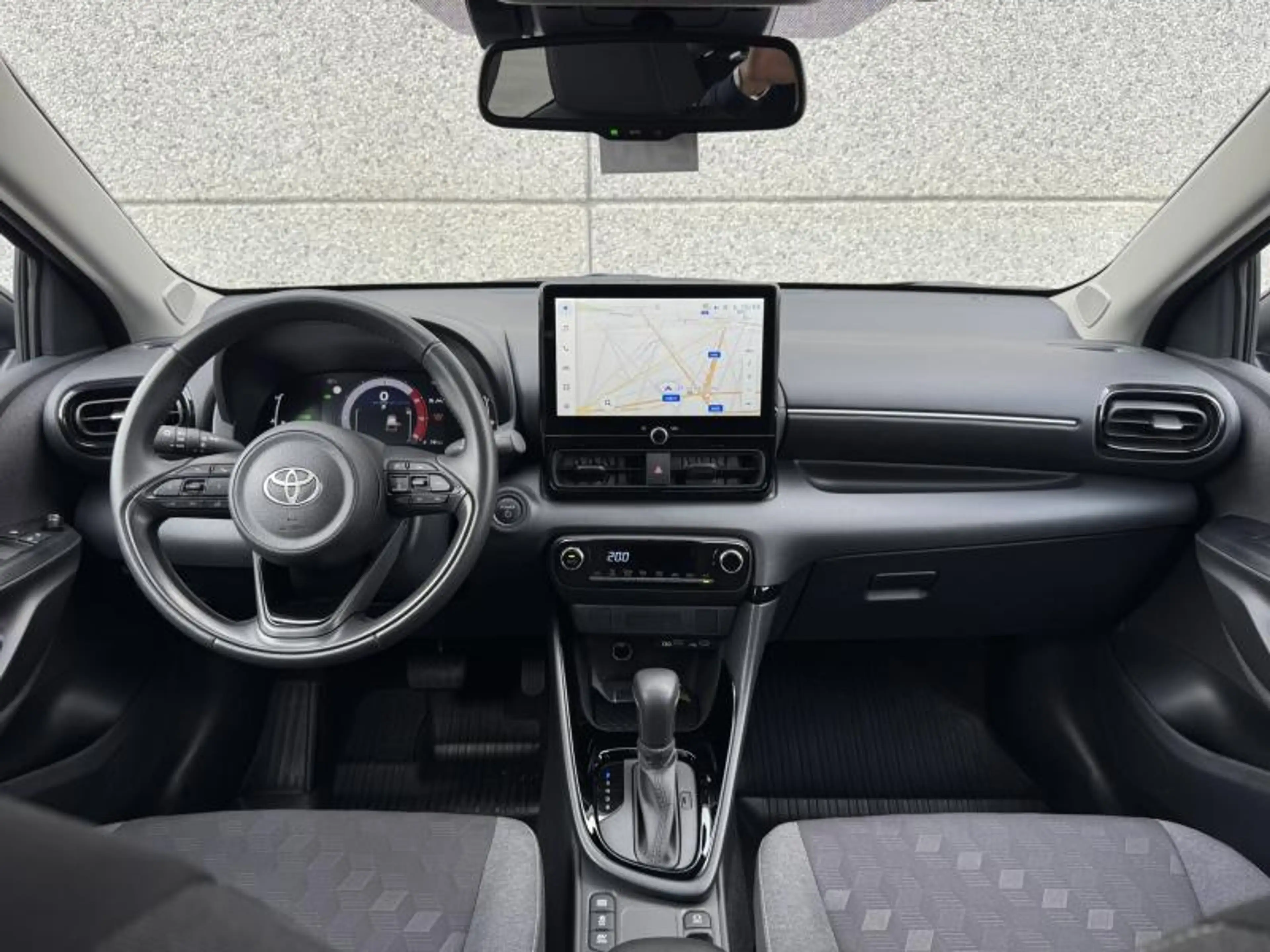 Toyota Yaris 1.5 TNGA Hybride CVT Iconic de direction ! — photo 10
