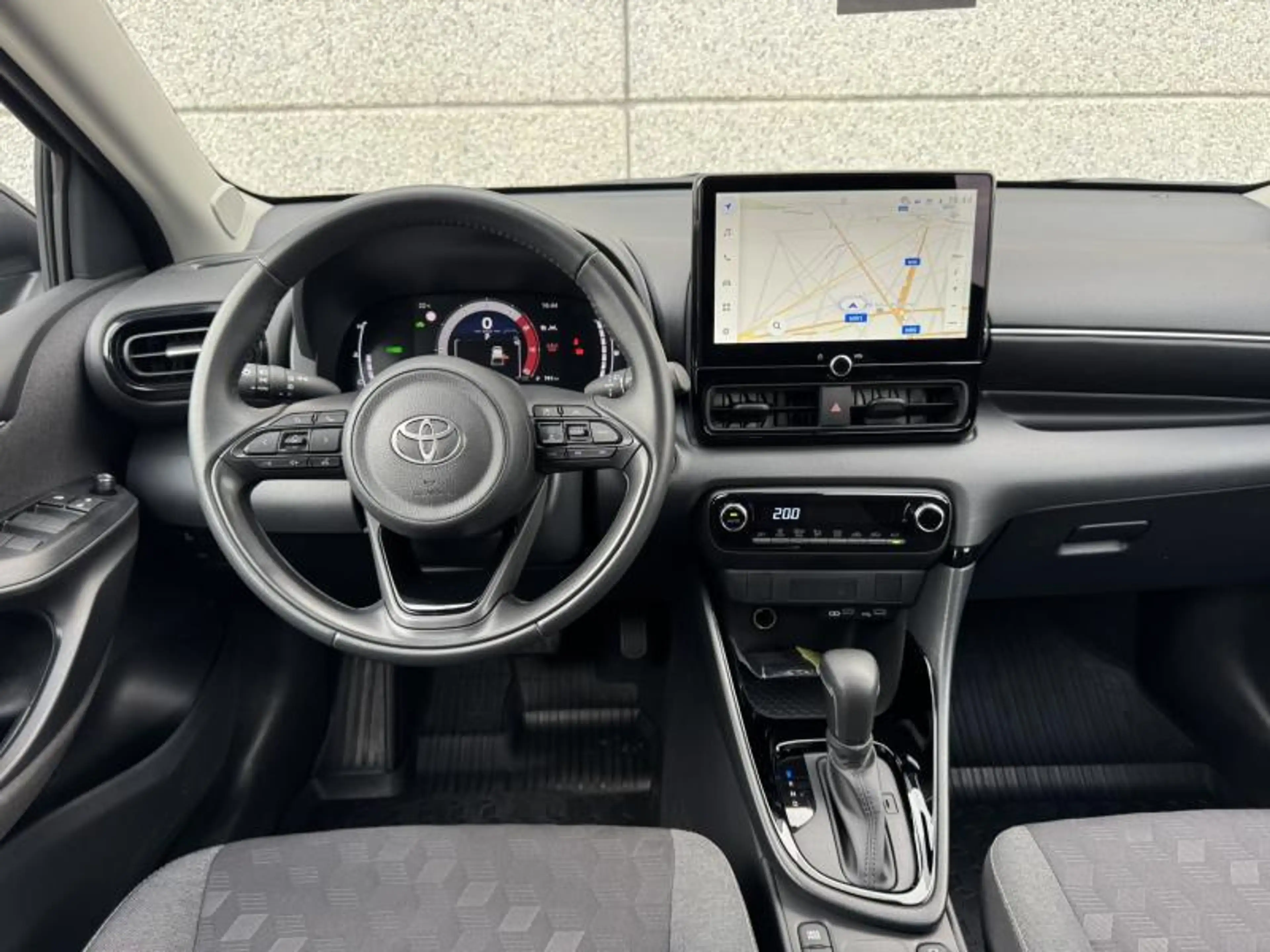 Toyota Yaris 1.5 TNGA Hybride CVT Iconic de direction ! — photo 18