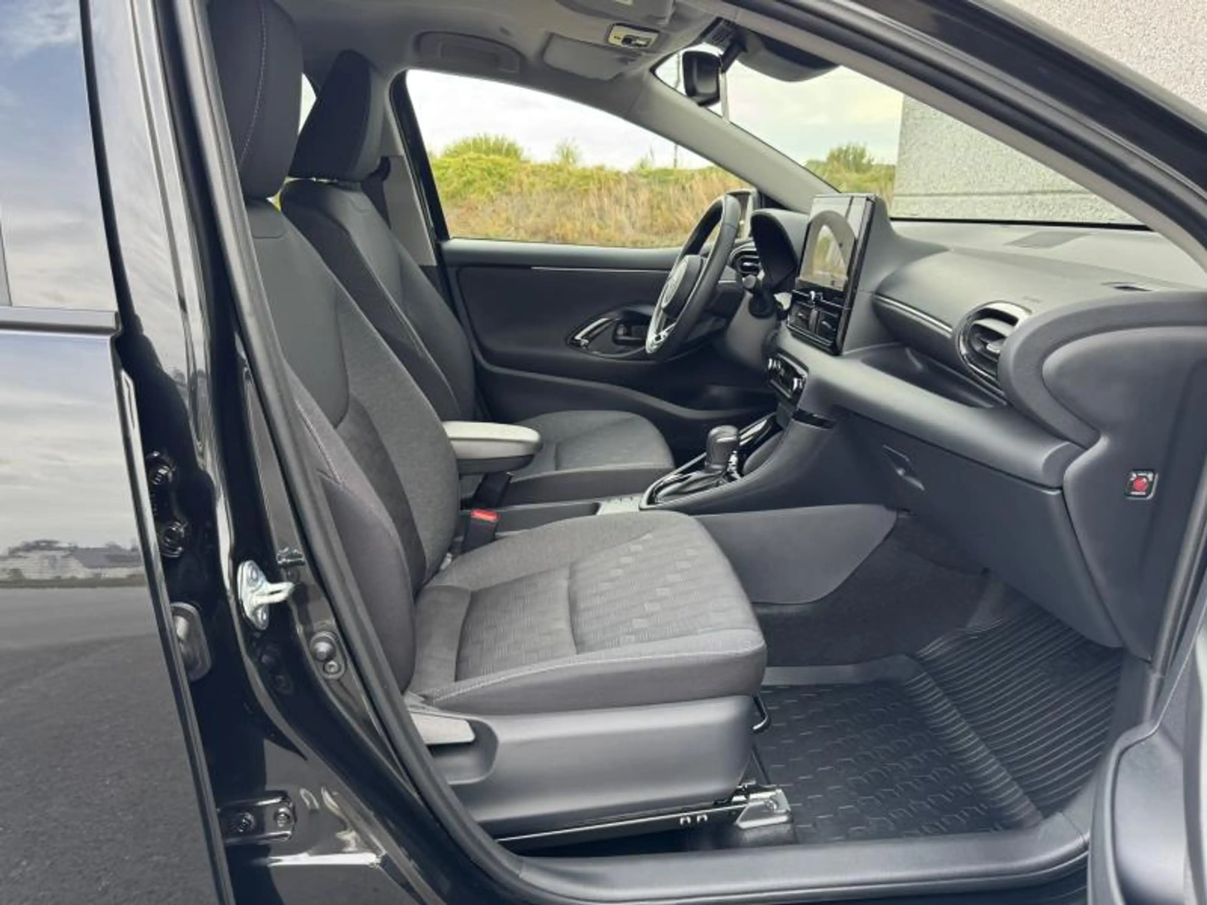 Toyota Yaris 1.5 TNGA Hybride CVT Iconic de direction ! — photo 8
