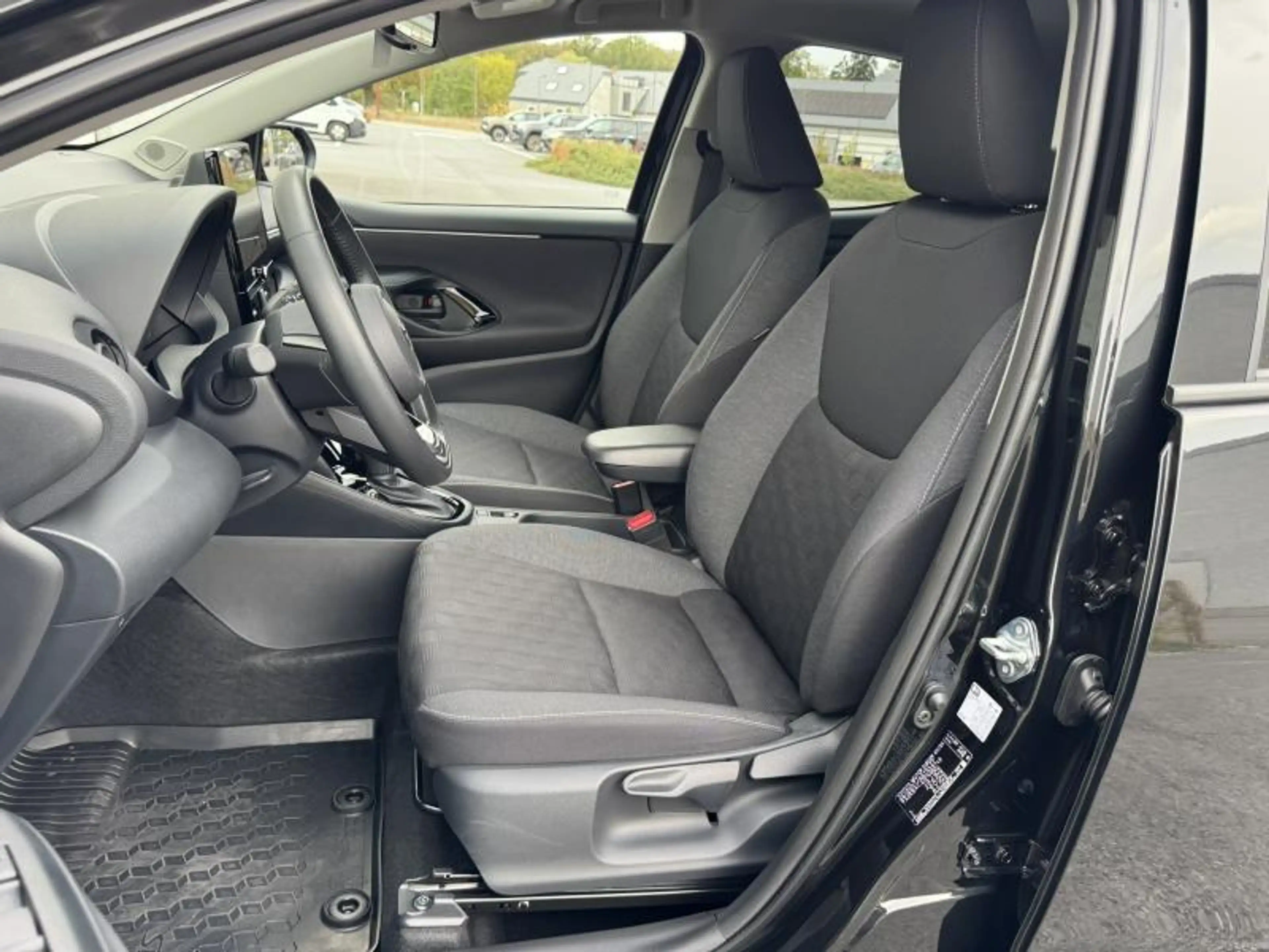 Toyota Yaris 1.5 TNGA Hybride CVT Iconic de direction ! — photo 14