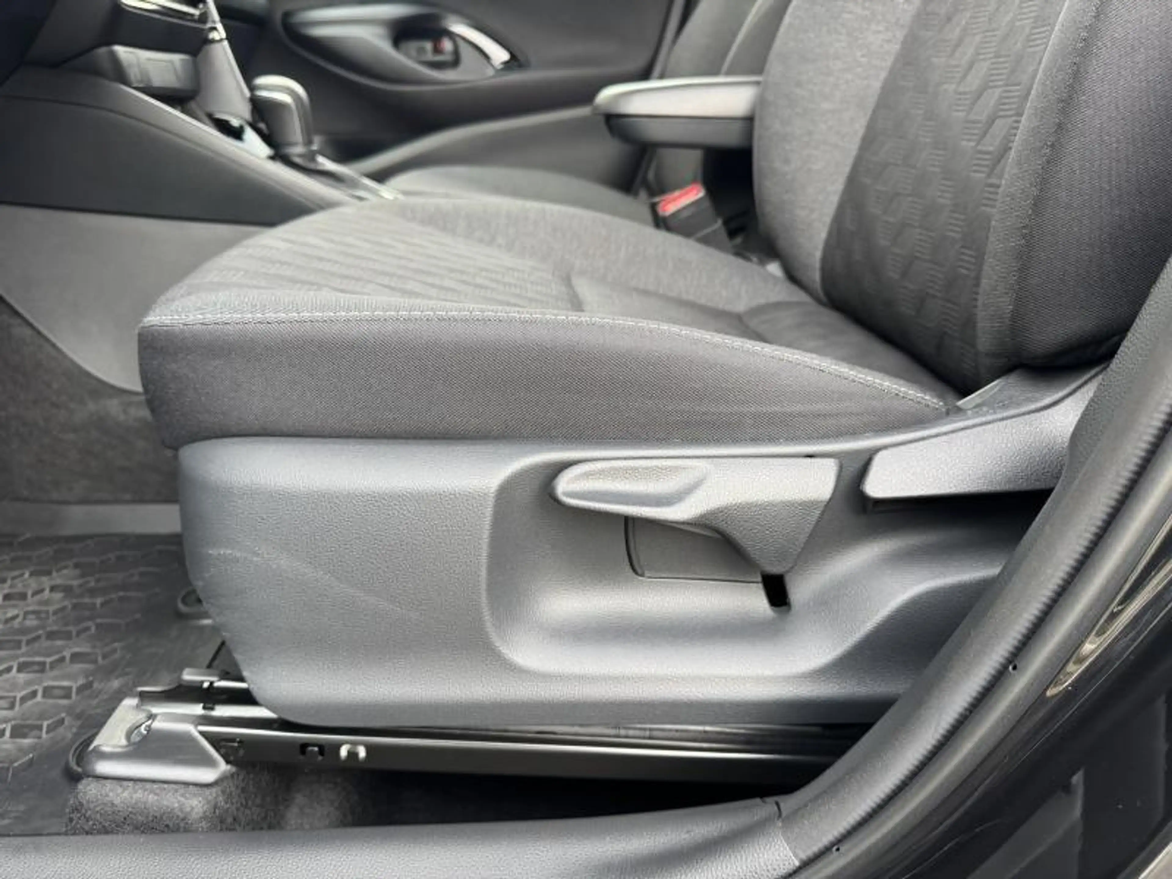 Toyota Yaris 1.5 TNGA Hybride CVT Iconic de direction ! — photo 13