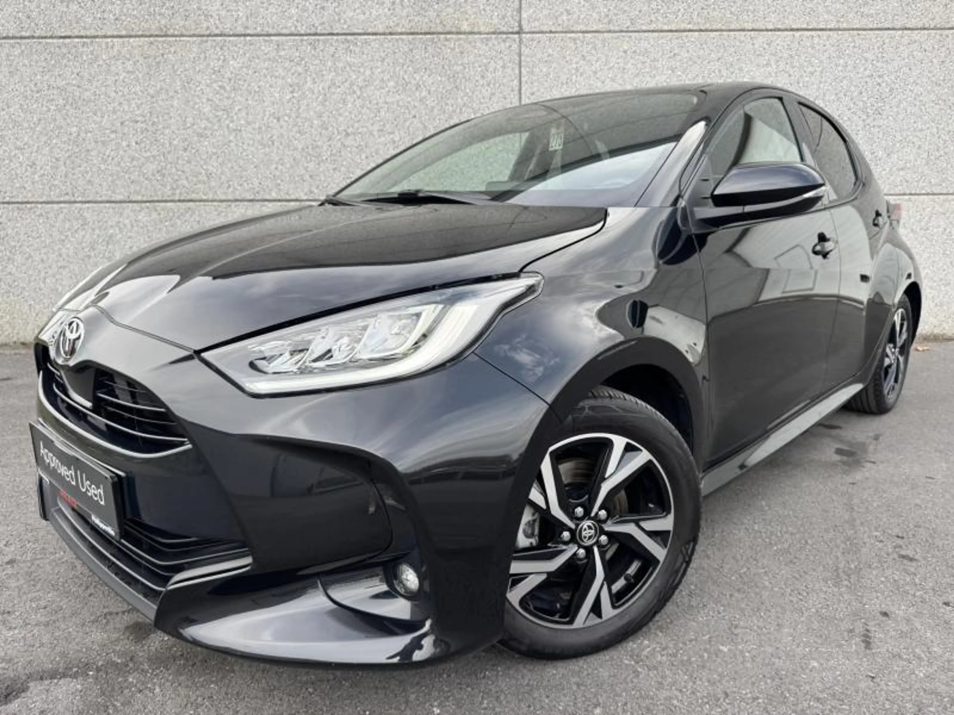 Toyota Yaris 1.5 TNGA Hybride CVT Iconic de direction ! — photo 2