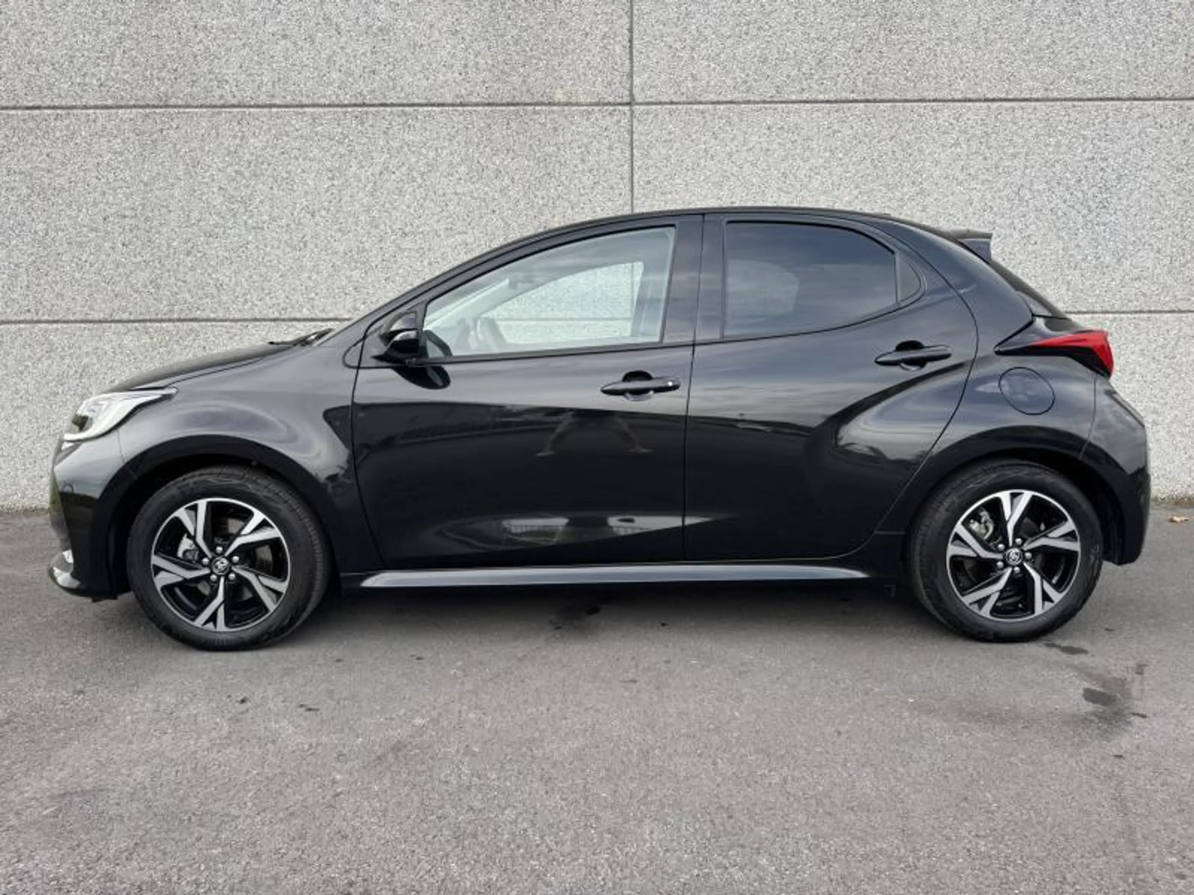Toyota Yaris 1.5 TNGA Hybride CVT Iconic de direction ! — photo 4