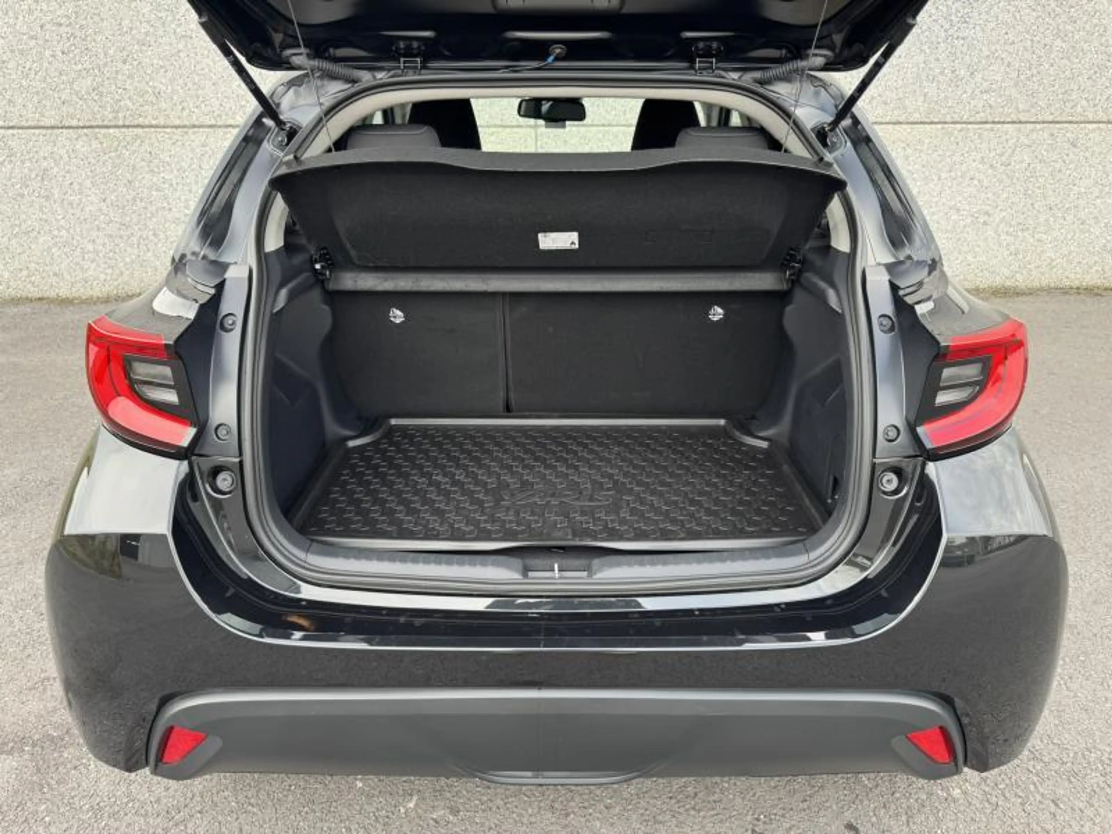 Toyota Yaris 1.5 TNGA Hybride CVT Iconic de direction ! — photo 7