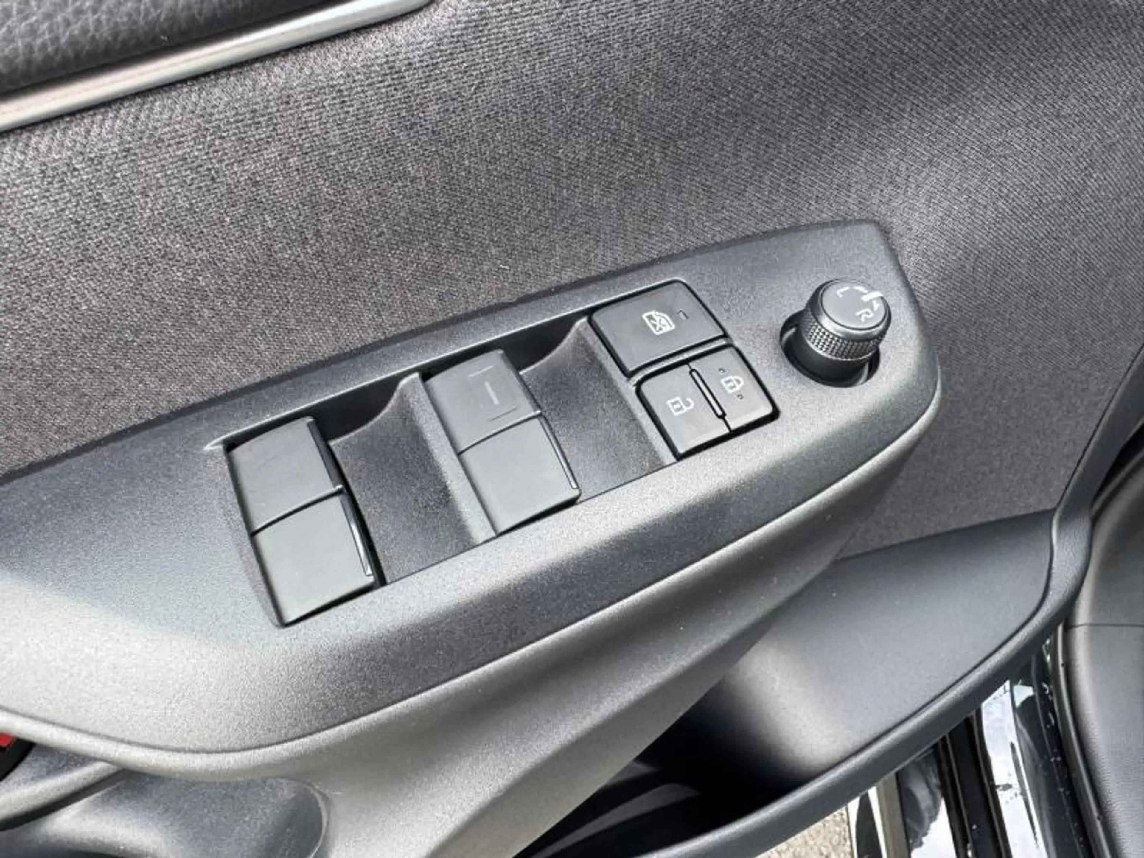 Toyota Yaris 1.5 TNGA Hybride CVT Iconic de direction ! — photo 11