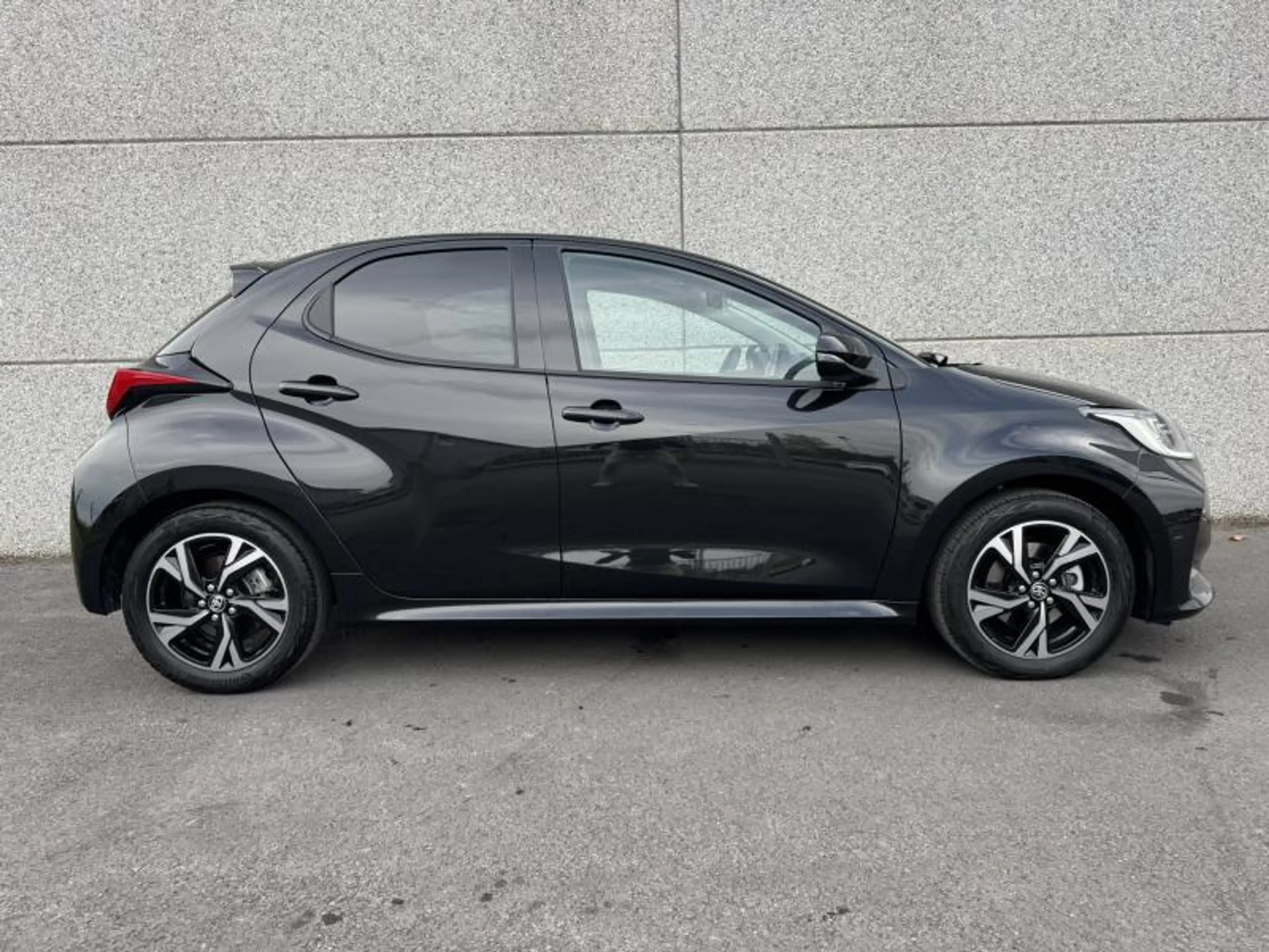 Toyota Yaris 1.5 TNGA Hybride CVT Iconic de direction ! — photo 5