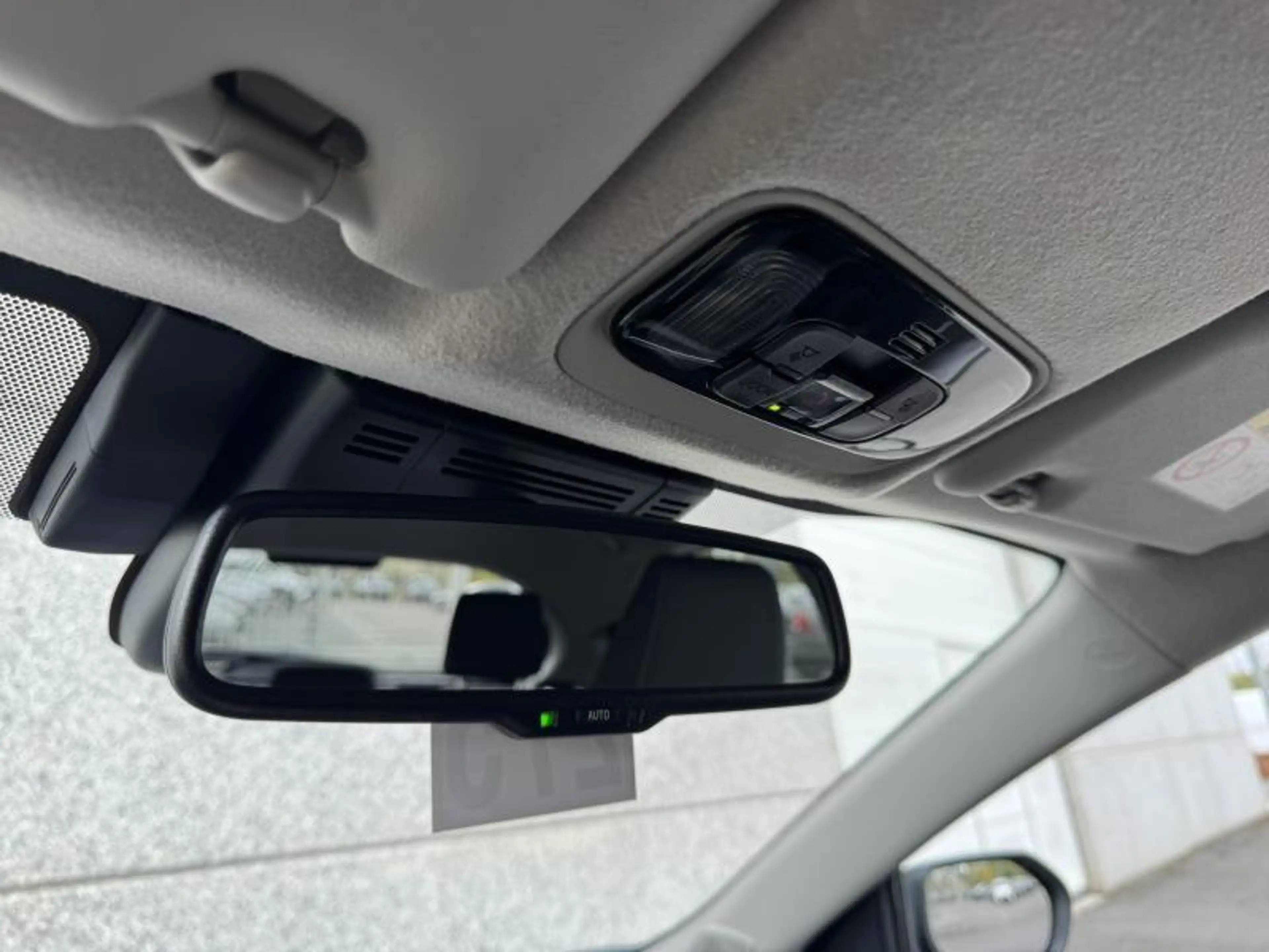 Toyota Yaris 1.5 TNGA Hybride CVT Iconic de direction ! — photo 26