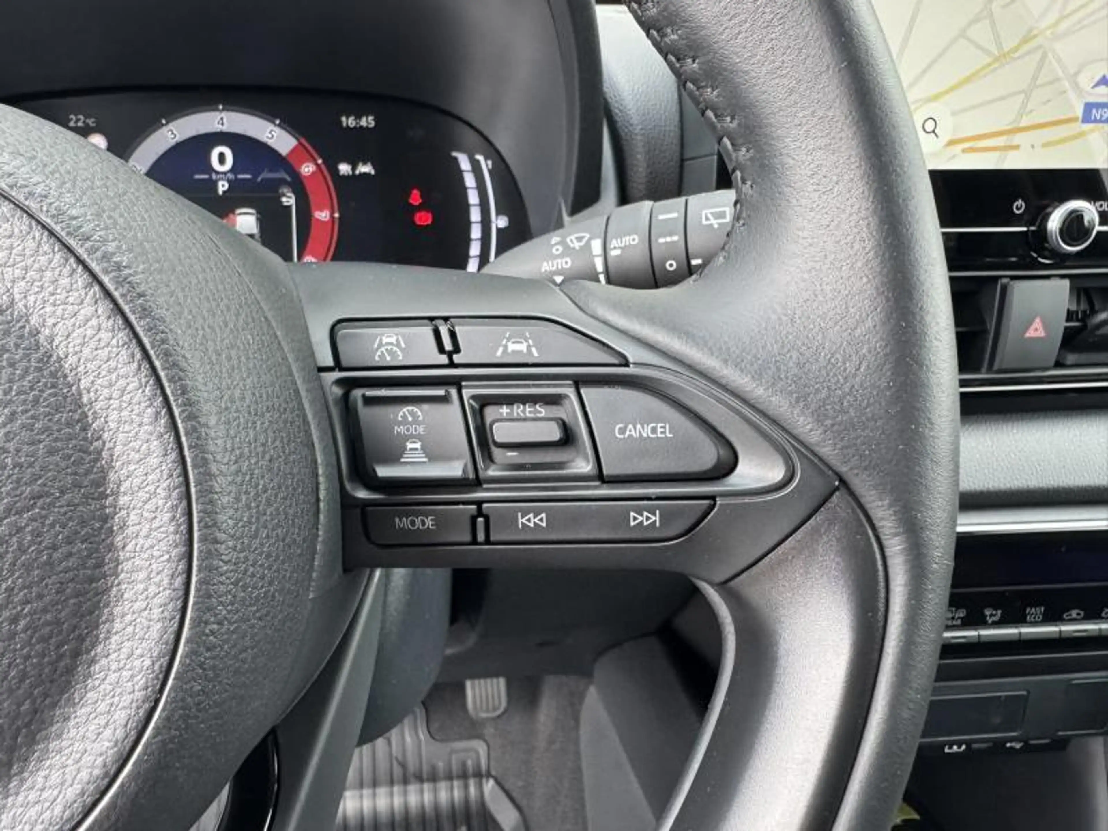 Toyota Yaris 1.5 TNGA Hybride CVT Iconic de direction ! — photo 16