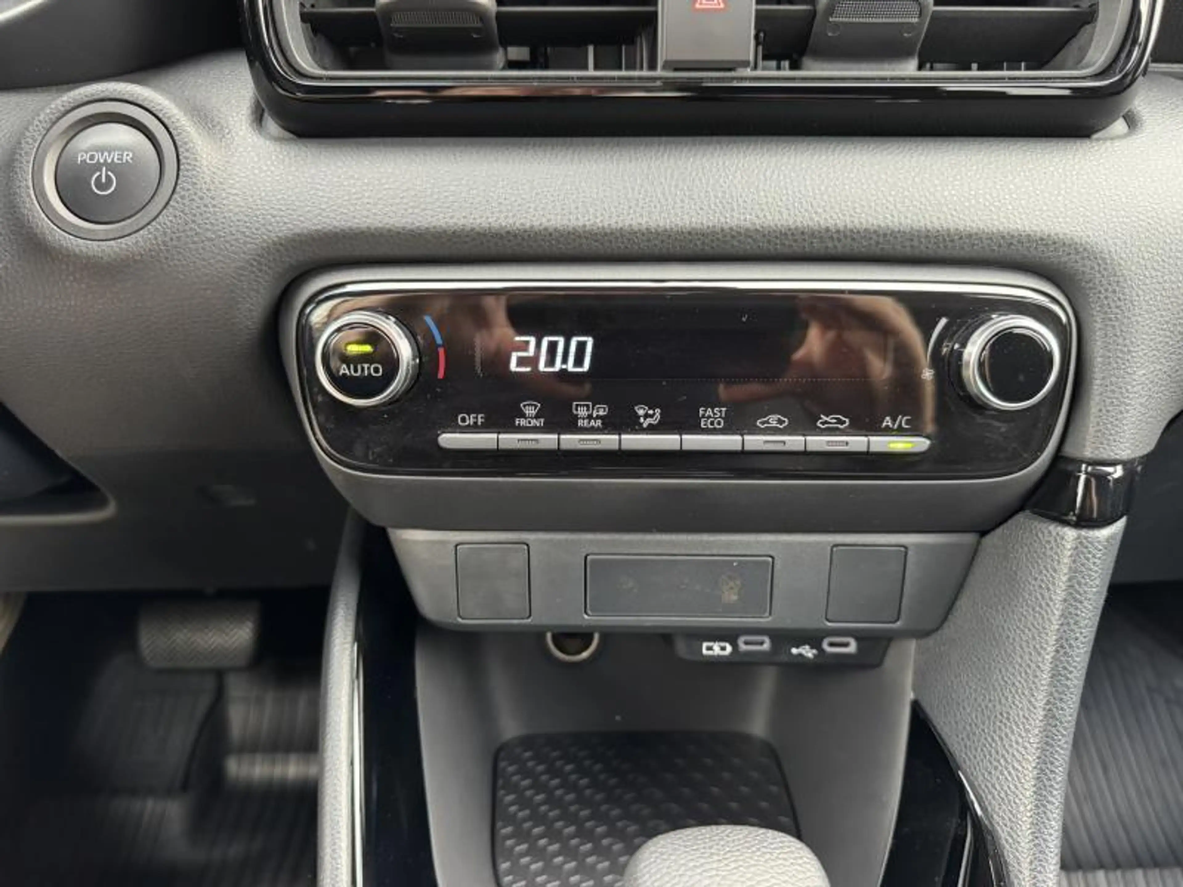 Toyota Yaris 1.5 TNGA Hybride CVT Iconic de direction ! — photo 25