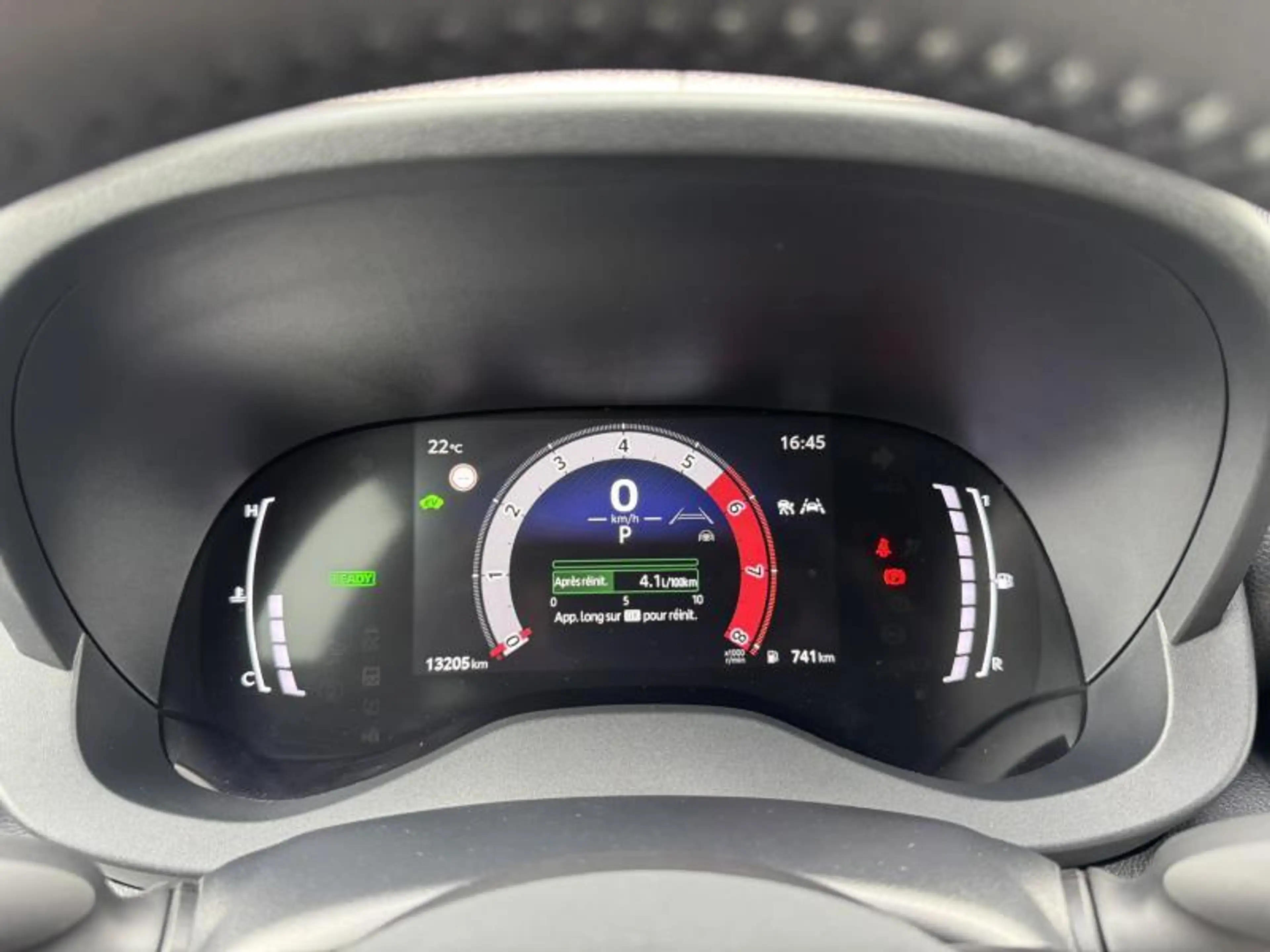 Toyota Yaris 1.5 TNGA Hybride CVT Iconic de direction ! — photo 17