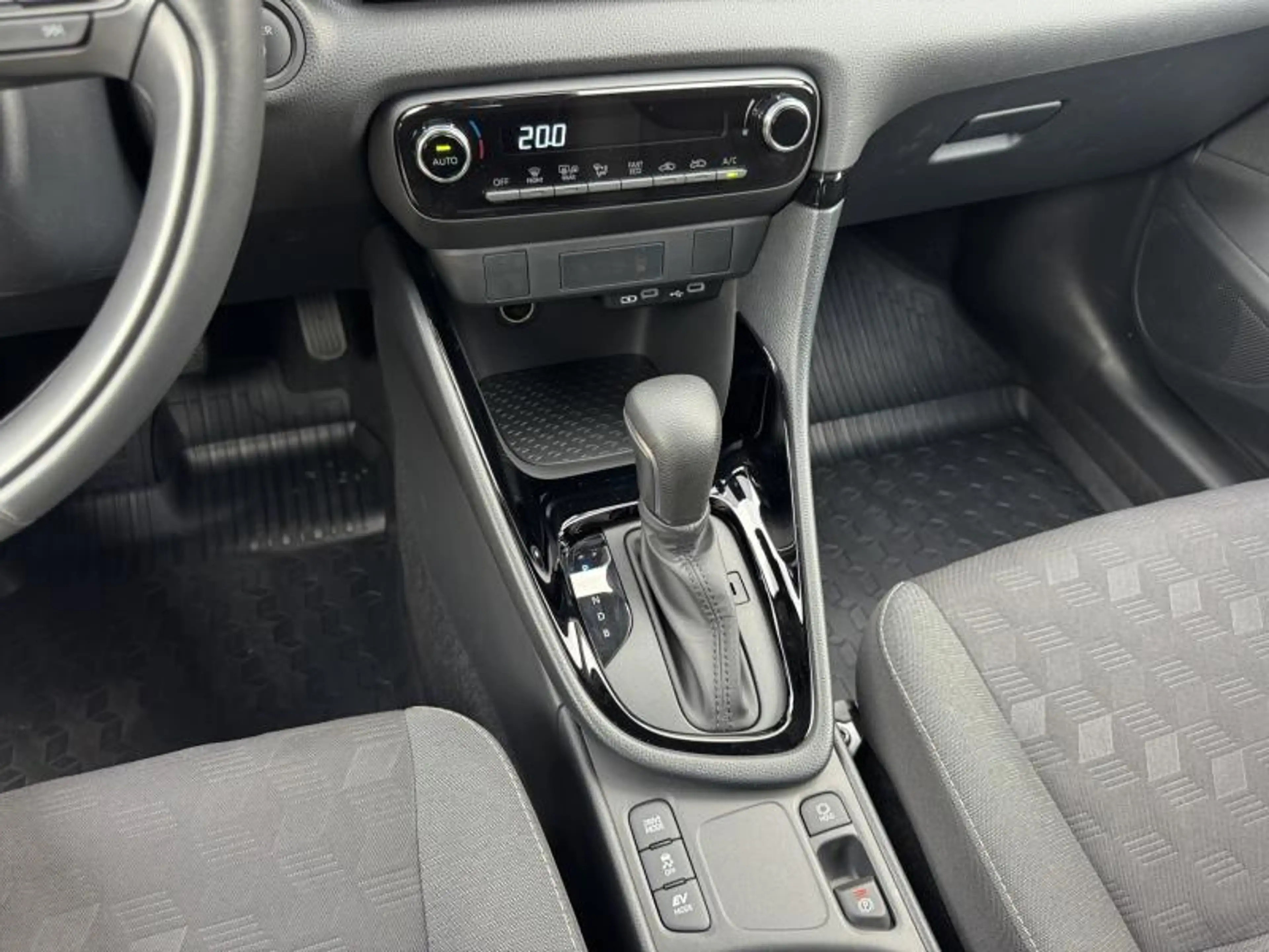 Toyota Yaris 1.5 TNGA Hybride CVT Iconic de direction ! — photo 24
