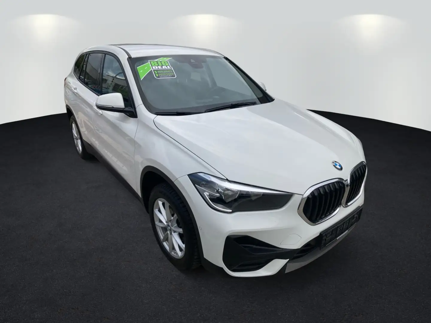 BMW X1 sDrive 18i  Advantage AHK el.Heck KlimaA PDC Weiß - 2