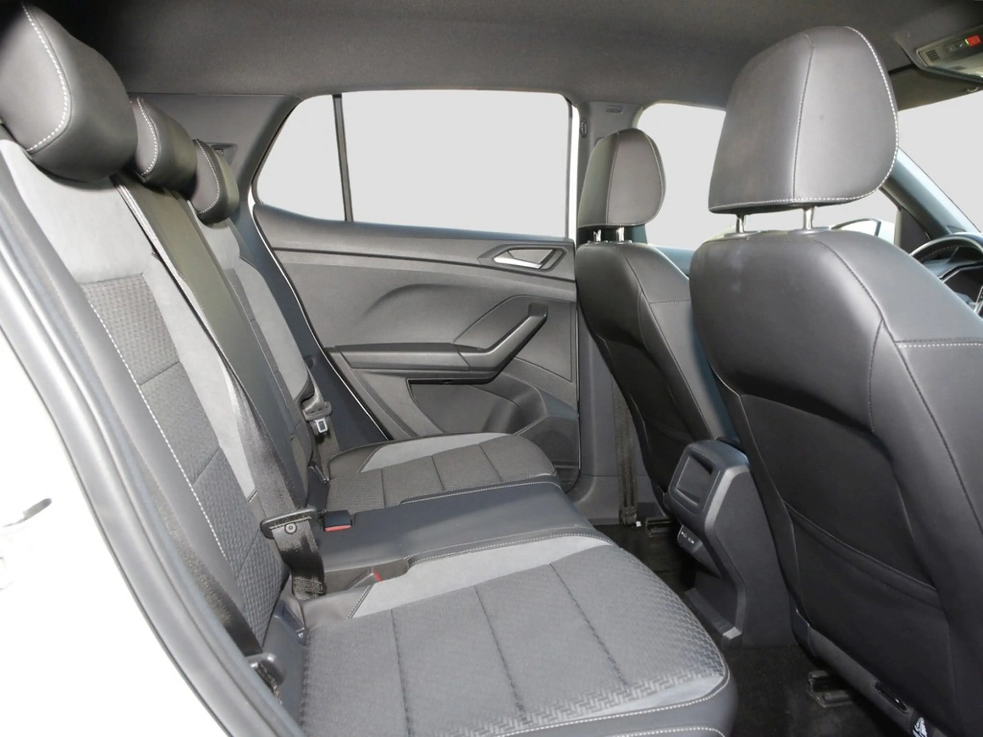 Volkswagen T-Cross 1.5 TSI DSG R-Line 18" ACC Navi SHZ LED — photo 11