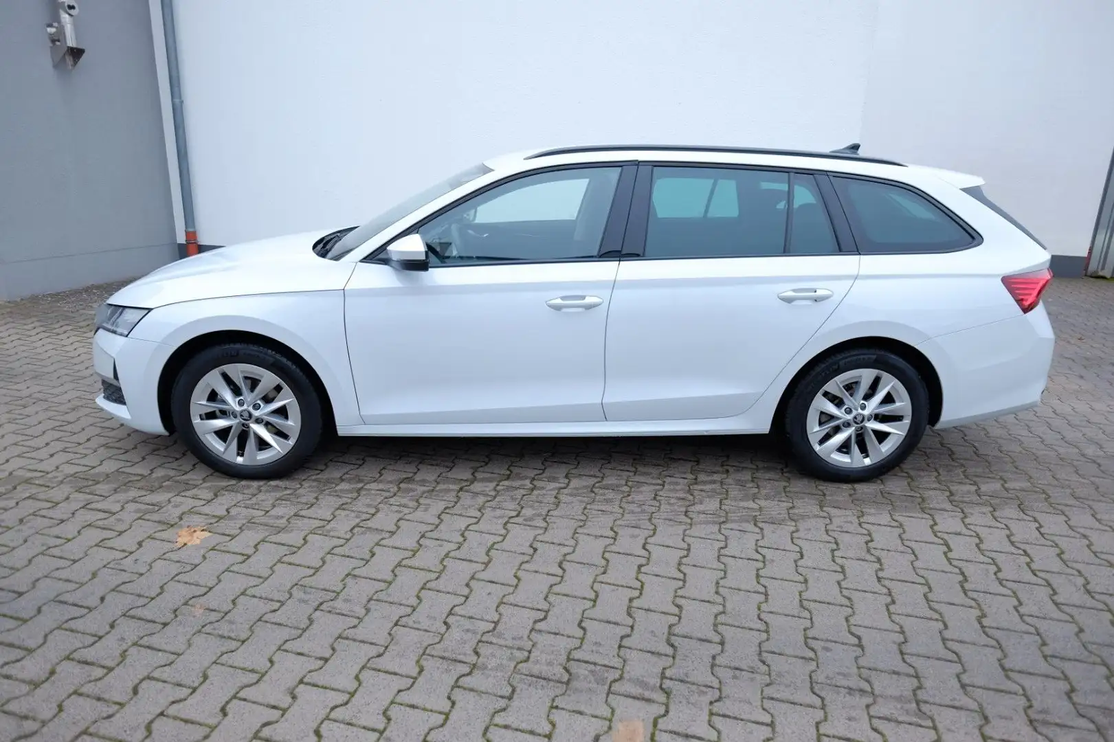 Skoda Octavia Combi 2.0 TDI Selection LED/Nav/Kam/ACC Wit - 2