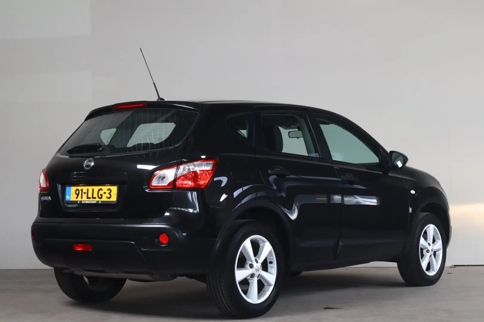 Nissan Qashqai 1.6 Visia - NL- Auto!! Cruise I Airco I Radio Zwart - 2