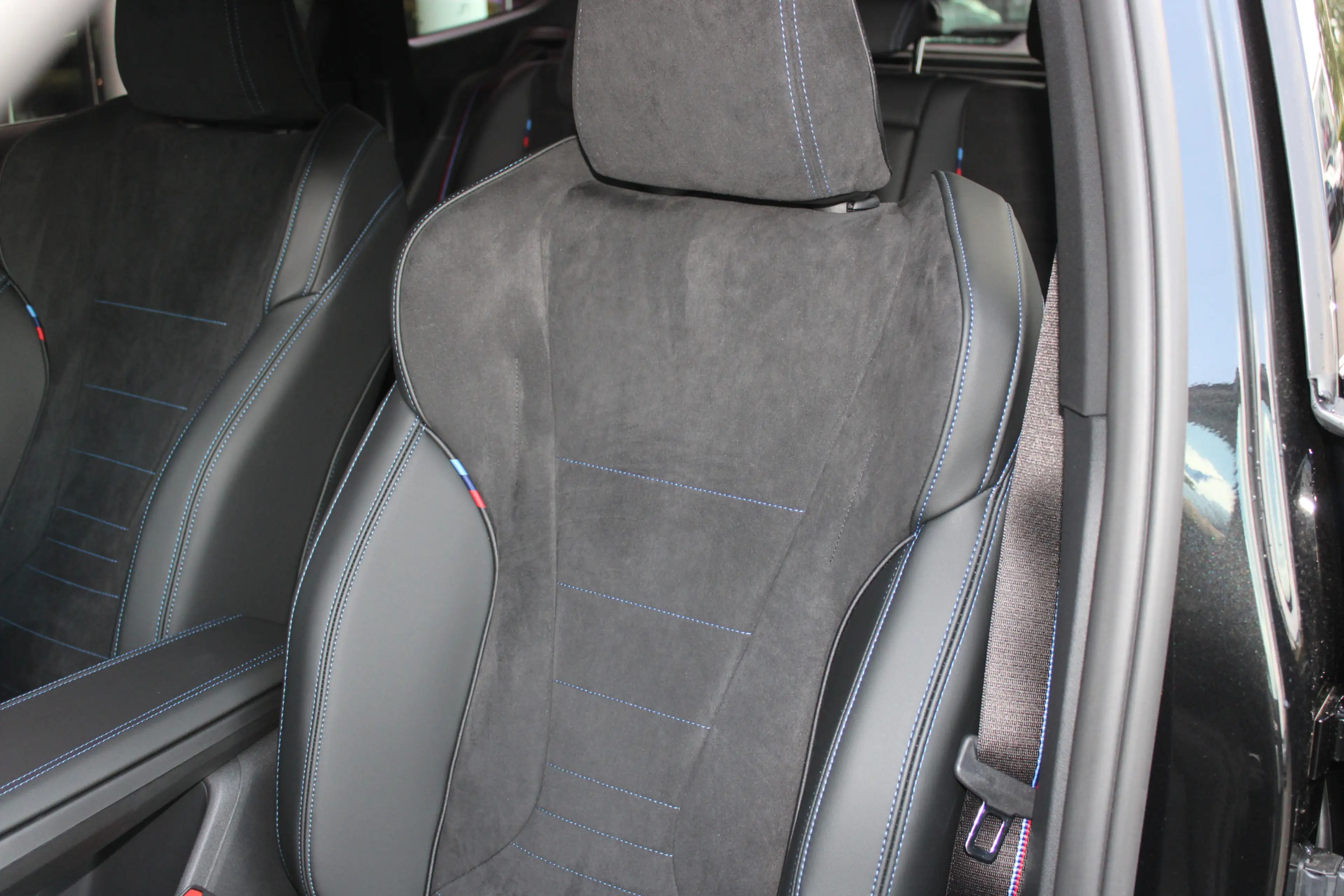 BMW iX1 eDrive20 M Sport / Panoramadak / Trekhaak / Sports — photo 6