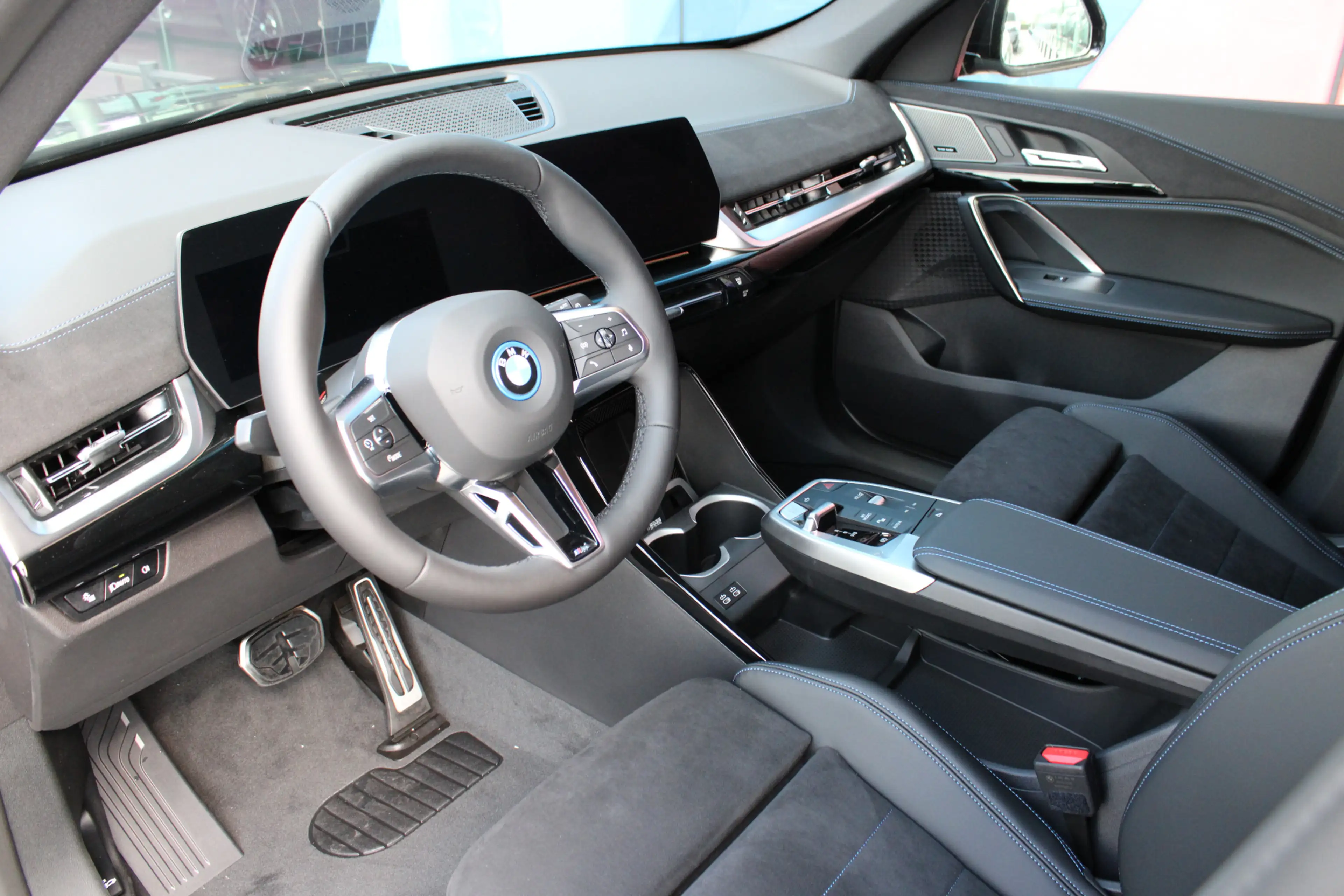 BMW iX1 eDrive20 M Sport / Panoramadak / Trekhaak / Sports — photo 3