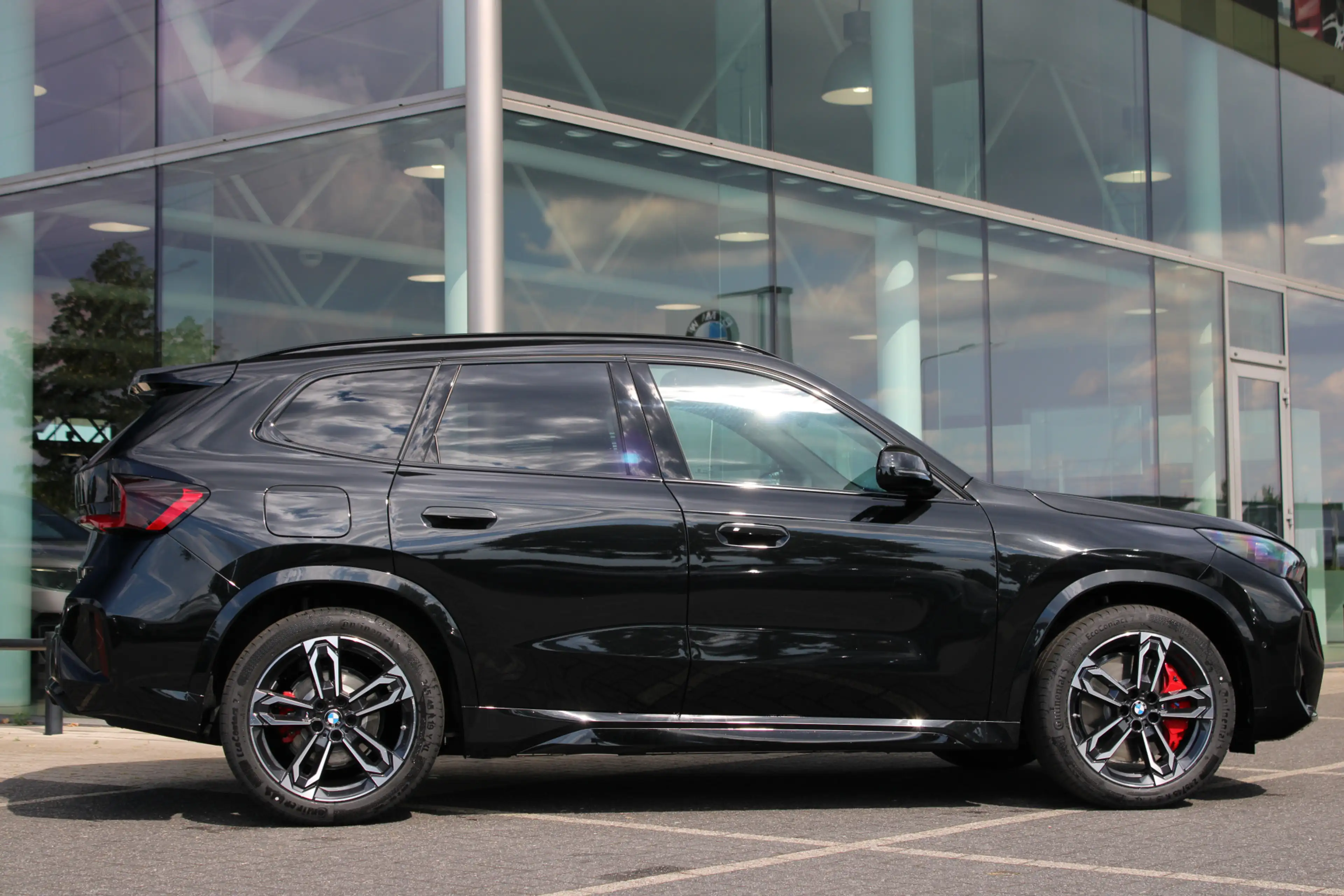 BMW iX1 eDrive20 M Sport / Panoramadak / Trekhaak / Sports — photo 4
