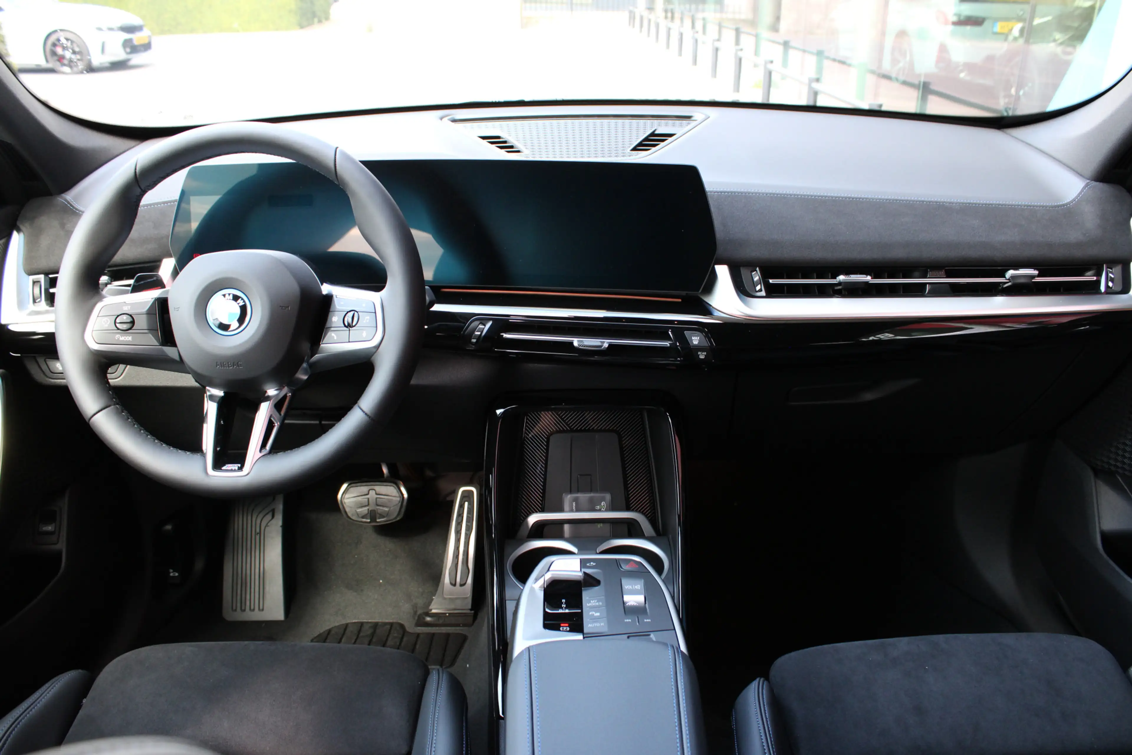BMW iX1 eDrive20 M Sport / Panoramadak / Trekhaak / Sports — photo 11