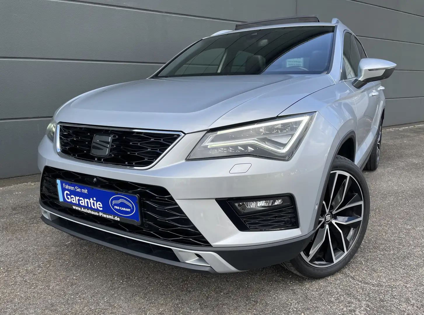 SEAT Ateca 2.0 TSI DSG Xcellence 4Drive AHK NAVI LEDER PANO Plateado - 2
