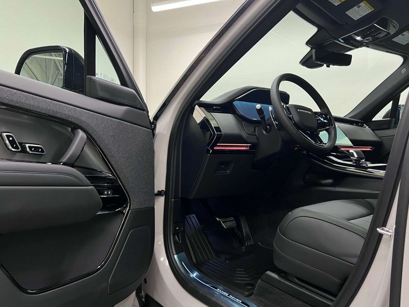 2026 Land Rover Range Rover Sport P400 DYNAMIC HSE alt 4
