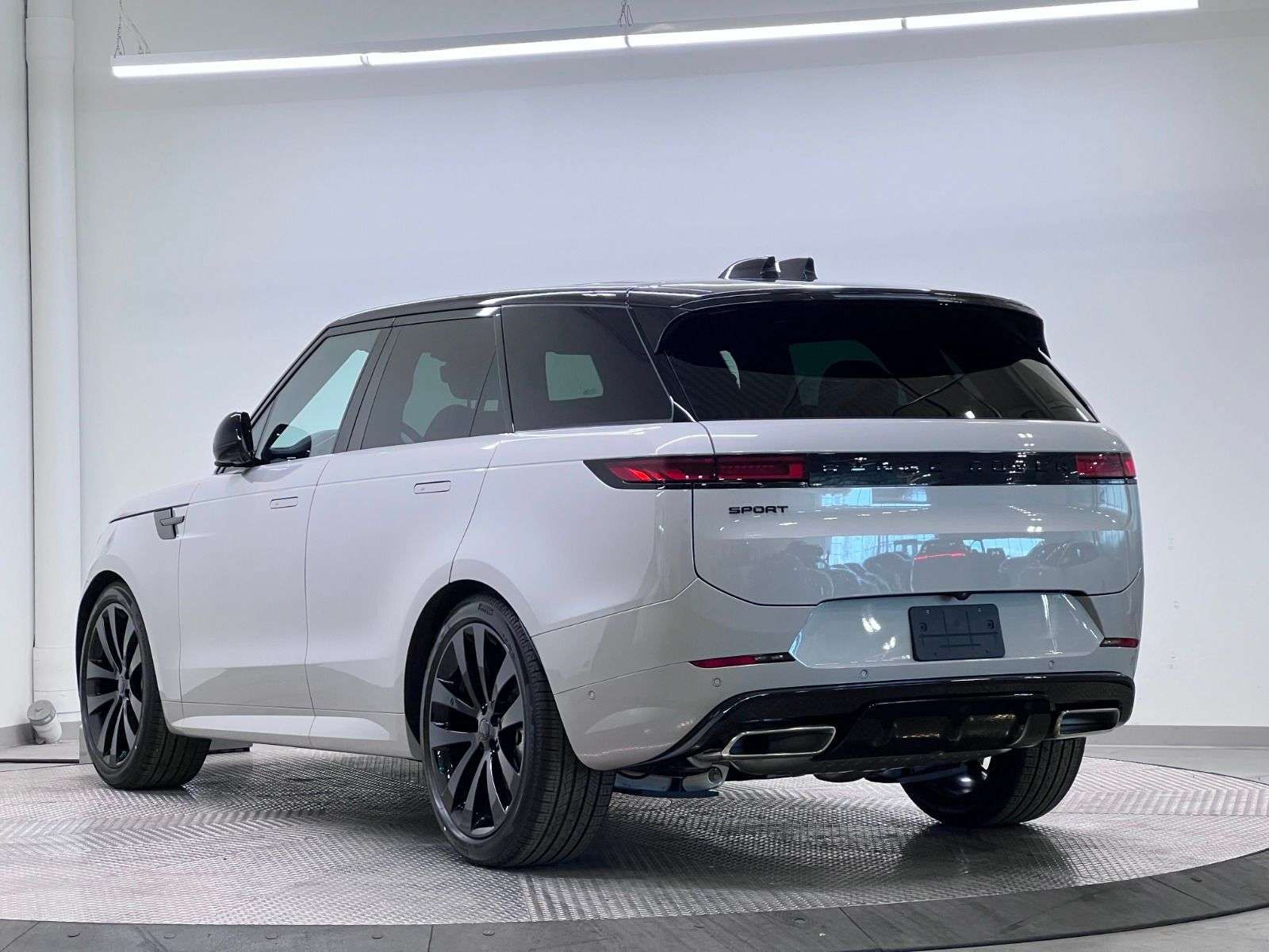 2026 Land Rover Range Rover Sport P400 DYNAMIC HSE alt 3