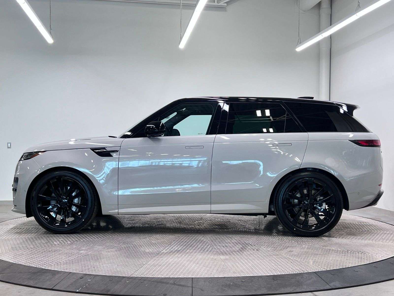2026 Land Rover Range Rover Sport P400 DYNAMIC HSE alt 2