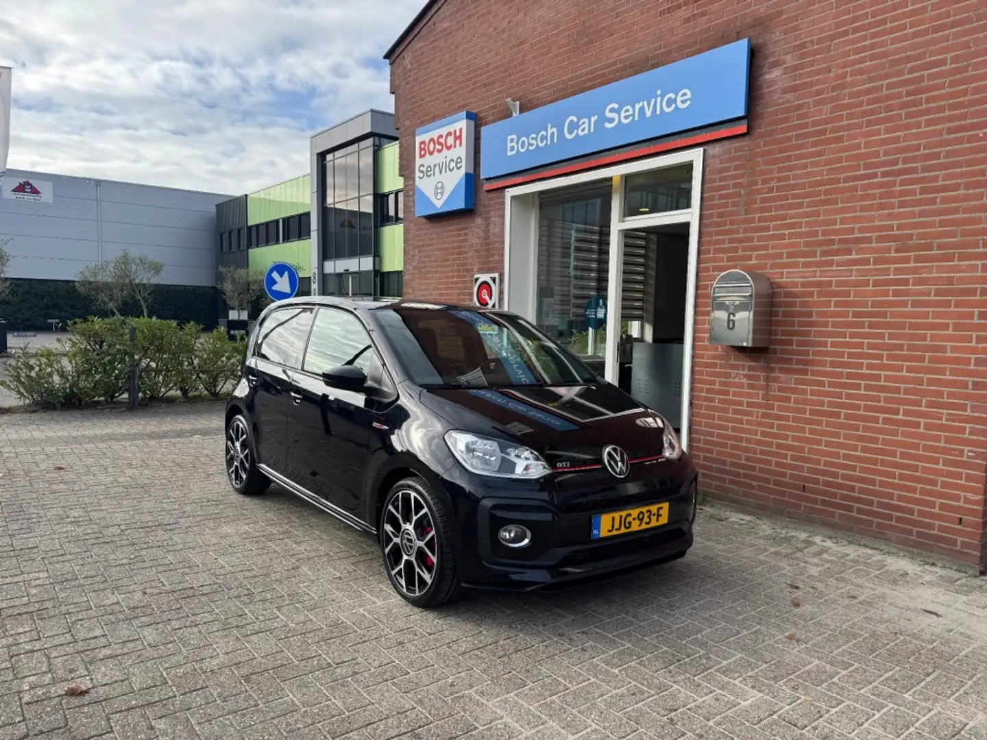 Volkswagen up! 1.0 TSI GTI 85kW 5-drs Beats Schwarz - 1