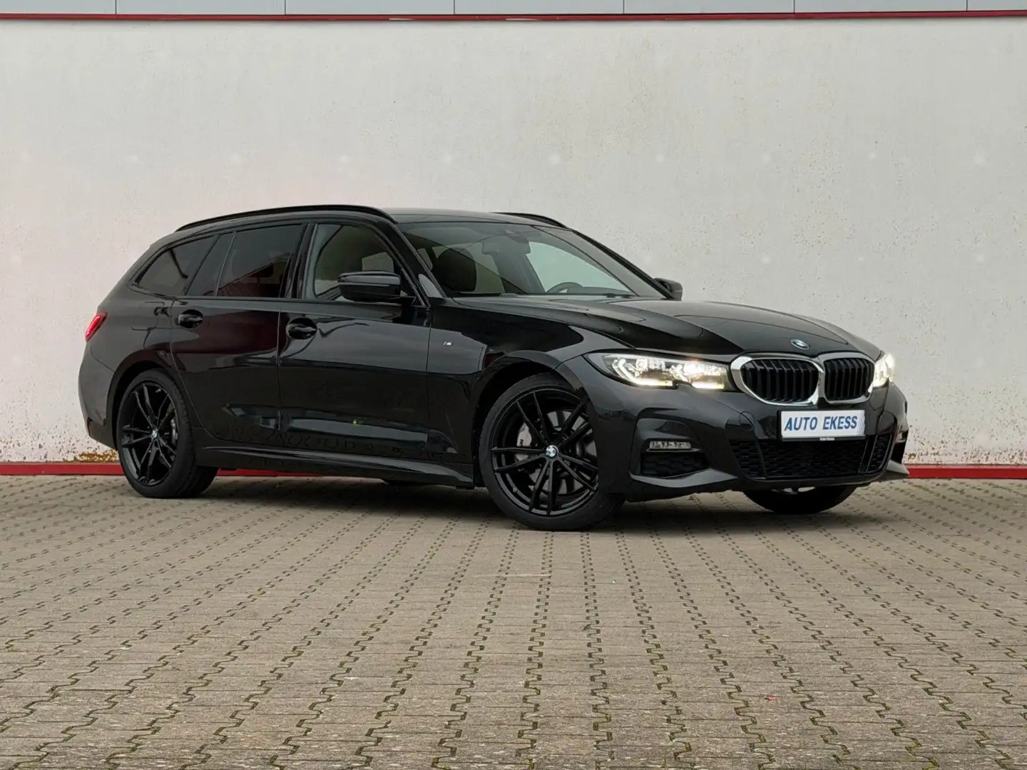 BMW 330 i xDrive M Sport Touring 1.Hd.*LASER*CARBON* Schwarz - 1