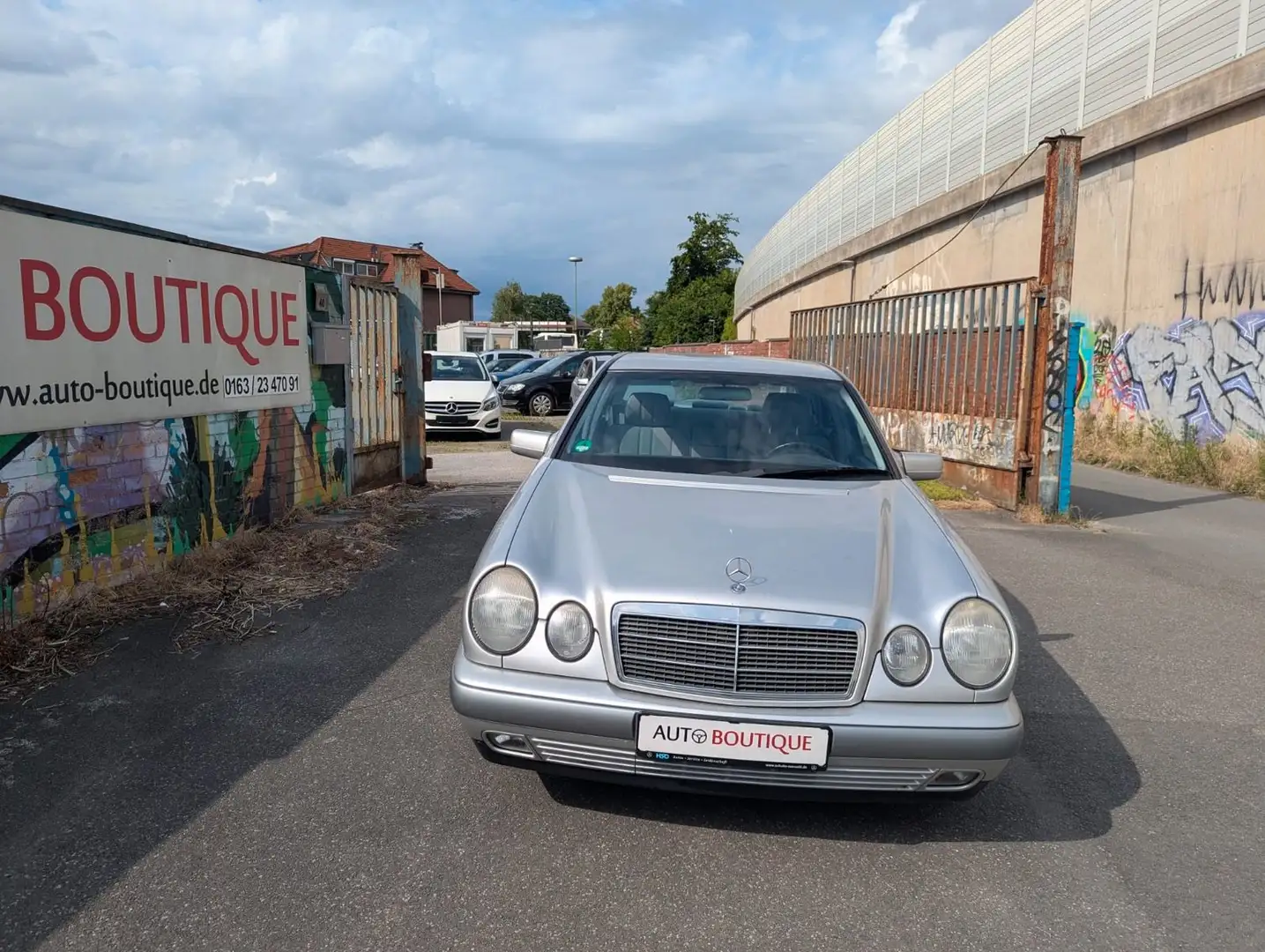 Mercedes-Benz E 200 Klima,Automatik,TÜV bis 06.2027,1.Hand Argintiu - 2