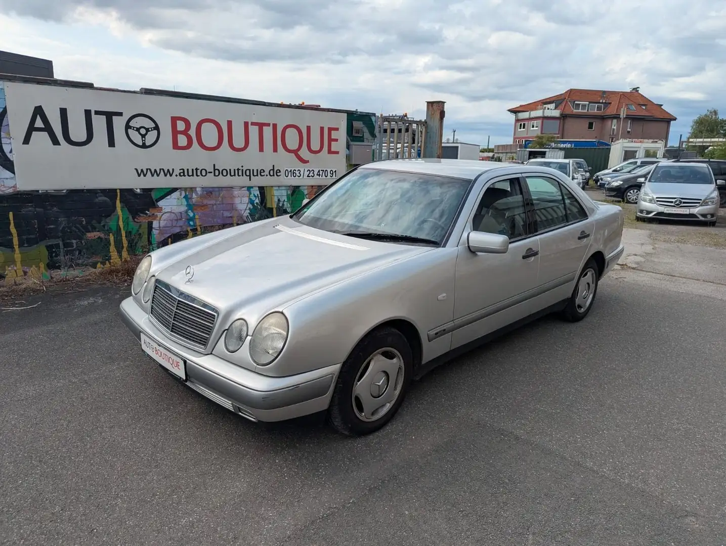 Mercedes-Benz E 200 Klima,Automatik,TÜV bis 06.2027,1.Hand Stříbrná - 1