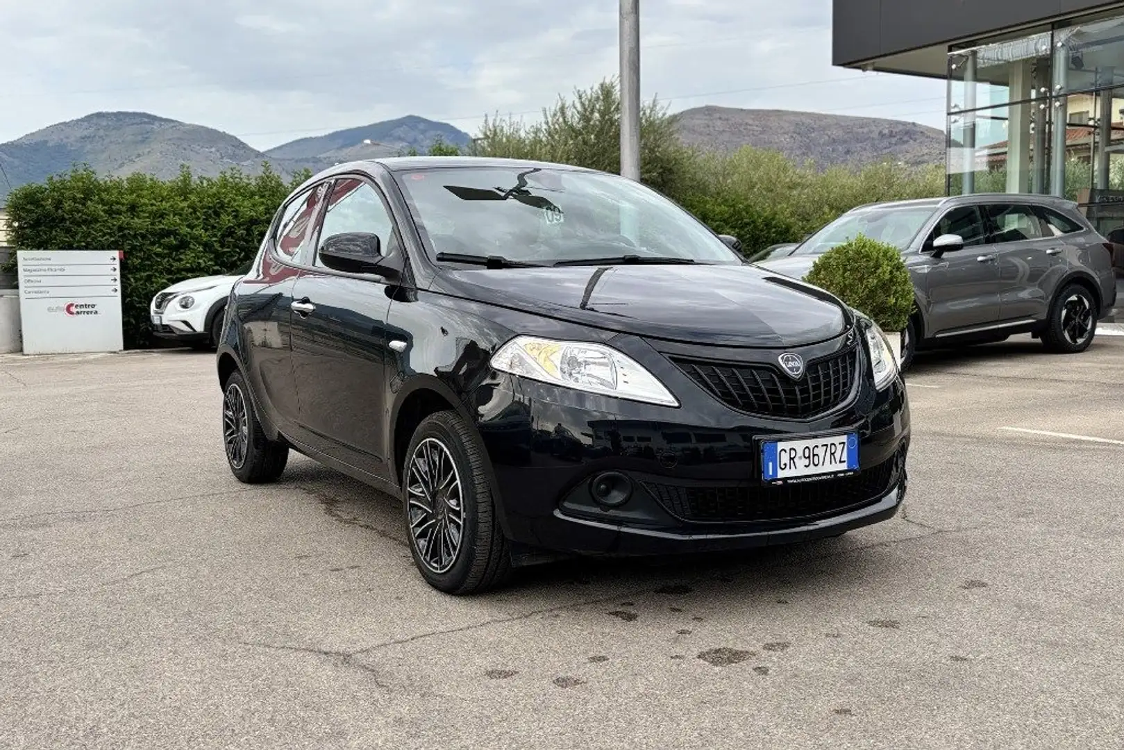 Lancia Ypsilon 1.0 FireFly 5 porte S&S Hybrid Silver Noir - 1