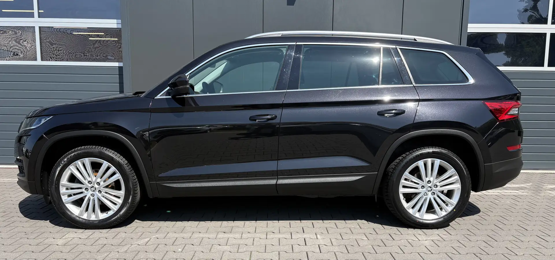 Skoda Kodiaq Style Navi Kamera Pano DSG PDC LED ACC Schwarz - 2