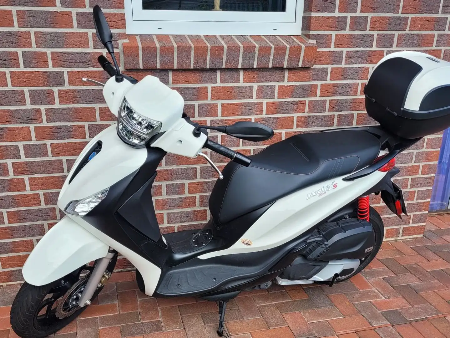 Piaggio Medley 125 Medley Sport mit ABS, StartStop Autom., Topcase Bílá - 1