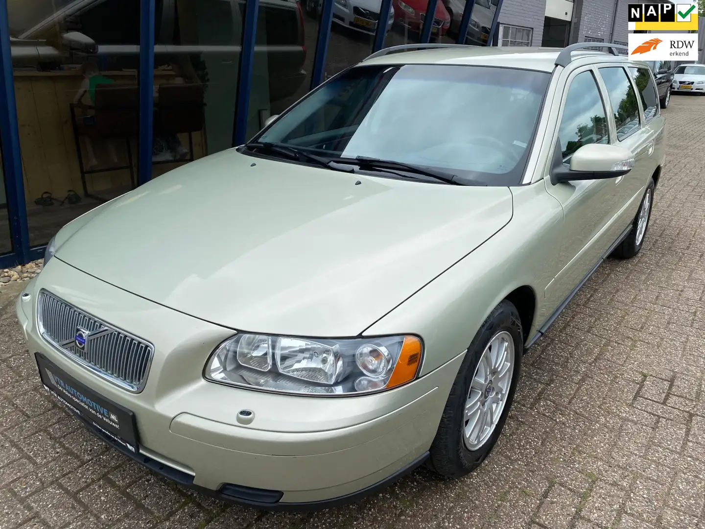 Volvo V70 2.4 Kinetic 170PK Youngtimer Brun - 1